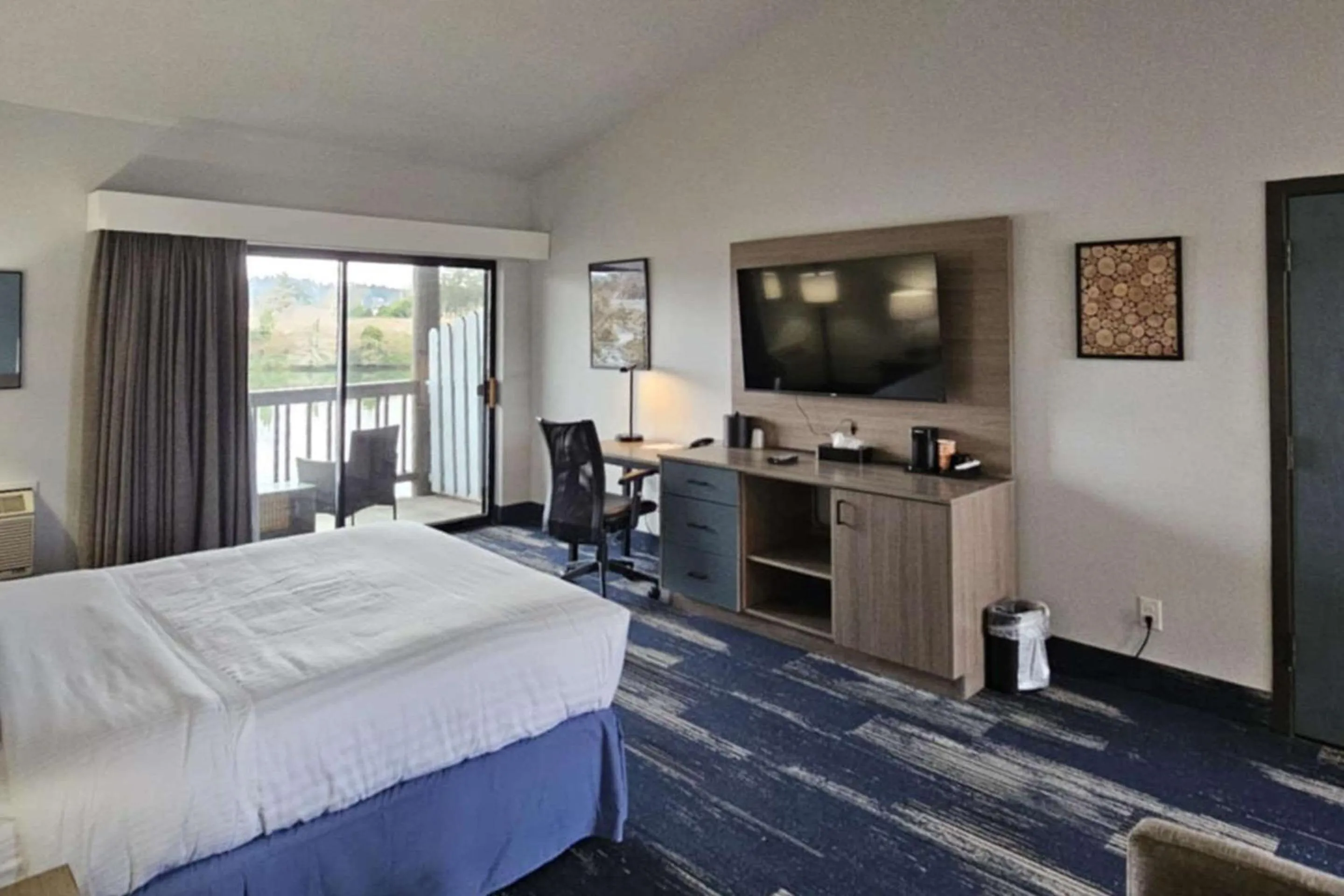 Bedroom, Bed in Edgewater Inn and Suites, an Ascend Collection Hotel