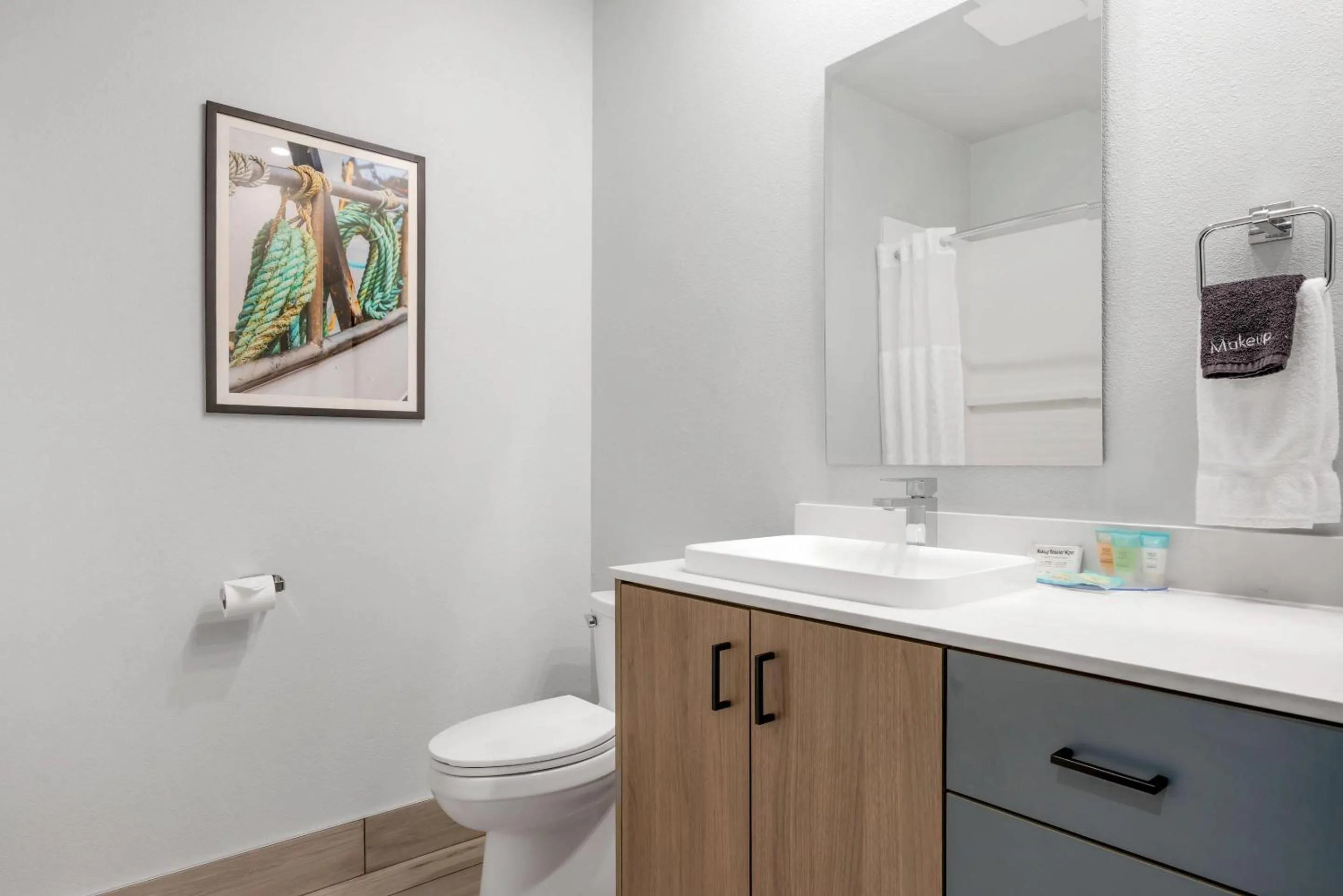 Bedroom in Edgewater Inn and Suites, an Ascend Collection Hotel