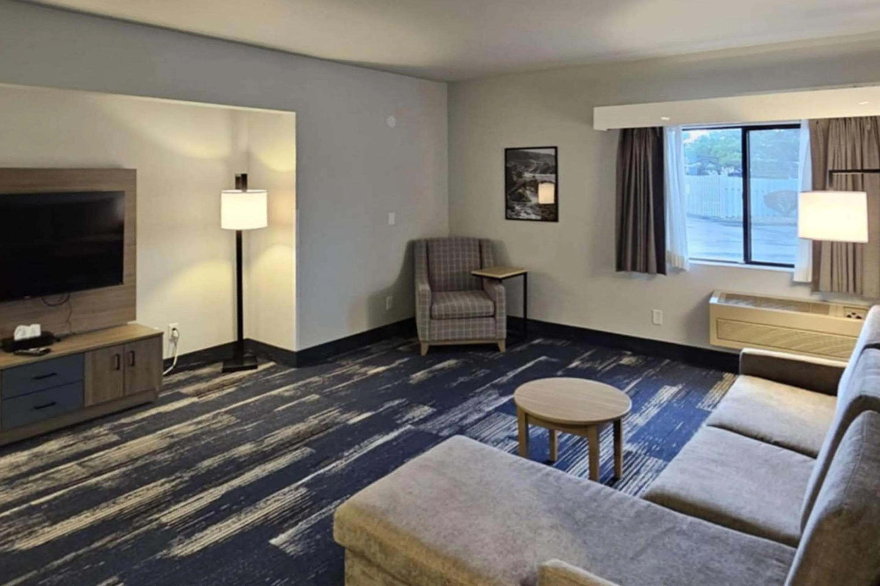 Bedroom in Edgewater Inn and Suites, an Ascend Collection Hotel