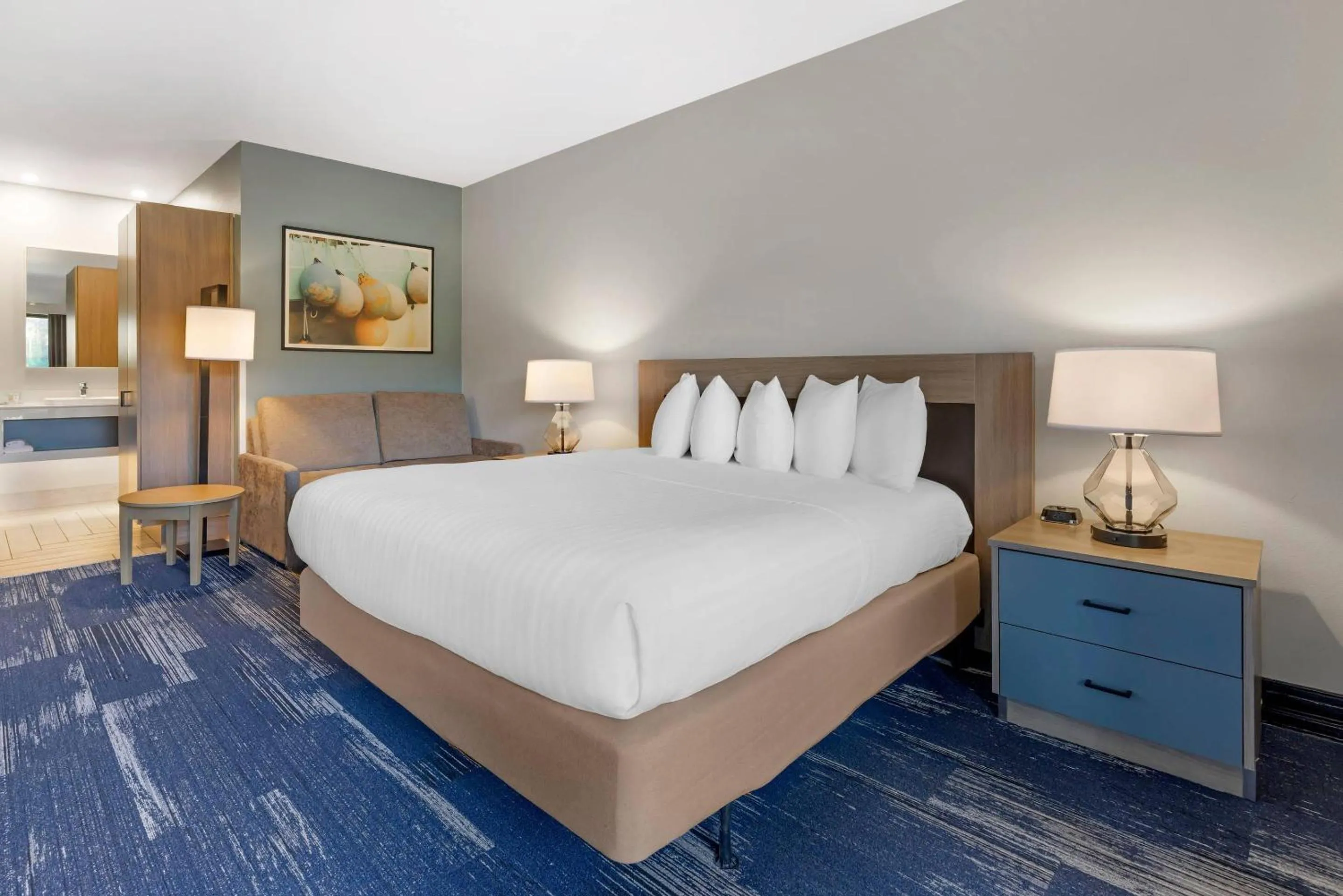 Bedroom, Bed in Edgewater Inn and Suites, an Ascend Collection Hotel
