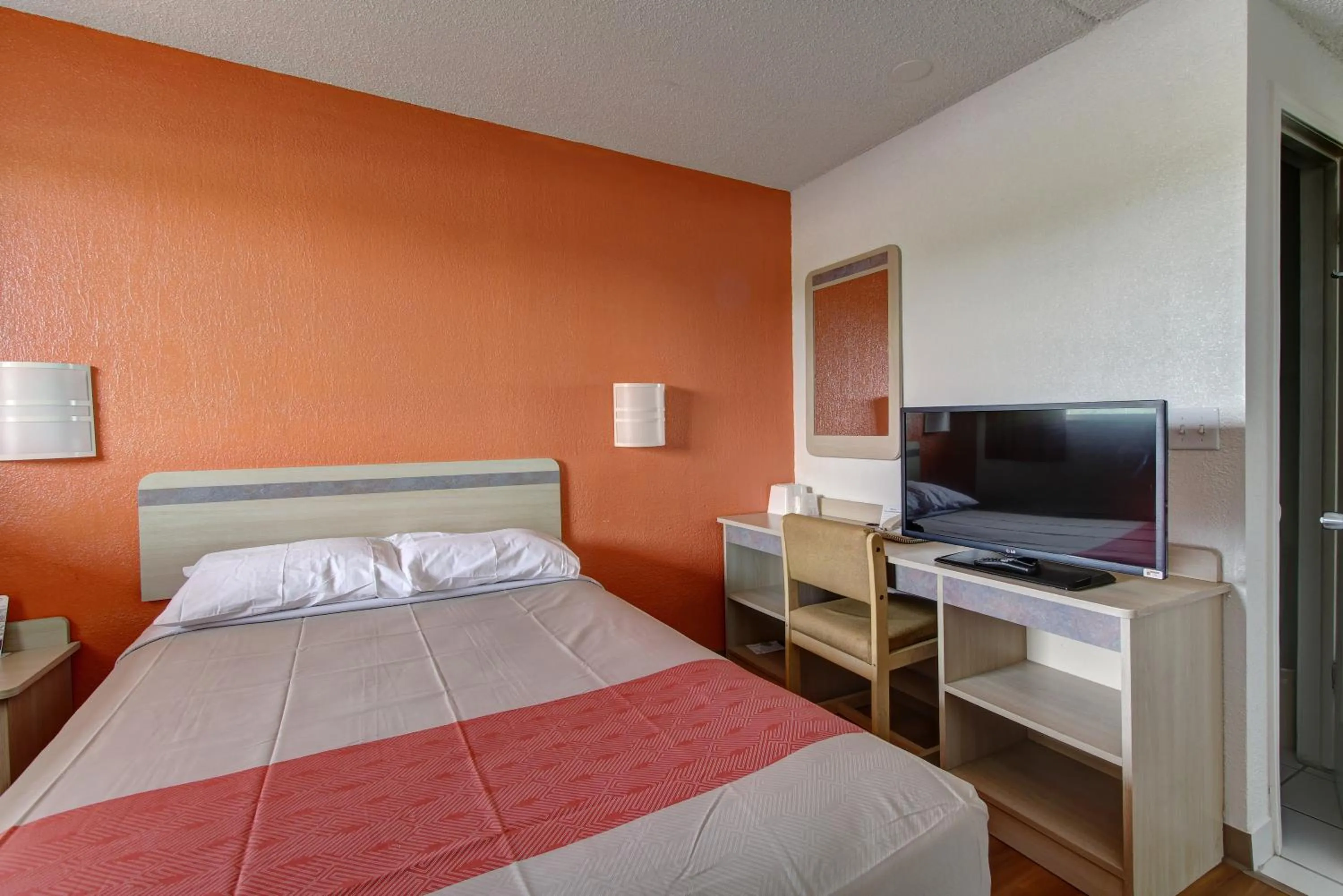 Photo of the whole room, Bed in Motel 6-North Ridgeville, OH - Cleveland Intl Airport - N Ridgeville