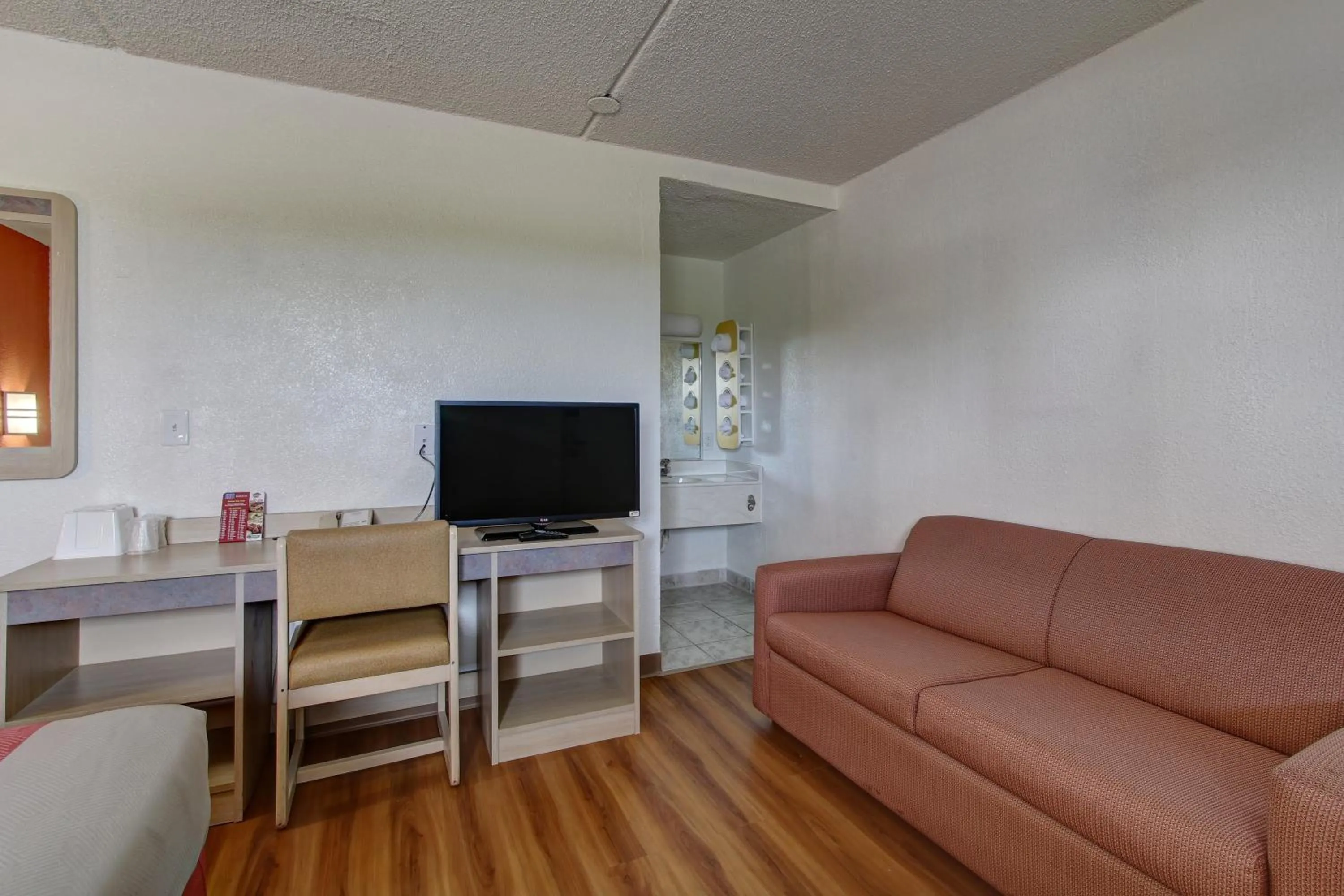 Seating area in Motel 6-North Ridgeville, OH - Cleveland Intl Airport - N Ridgeville