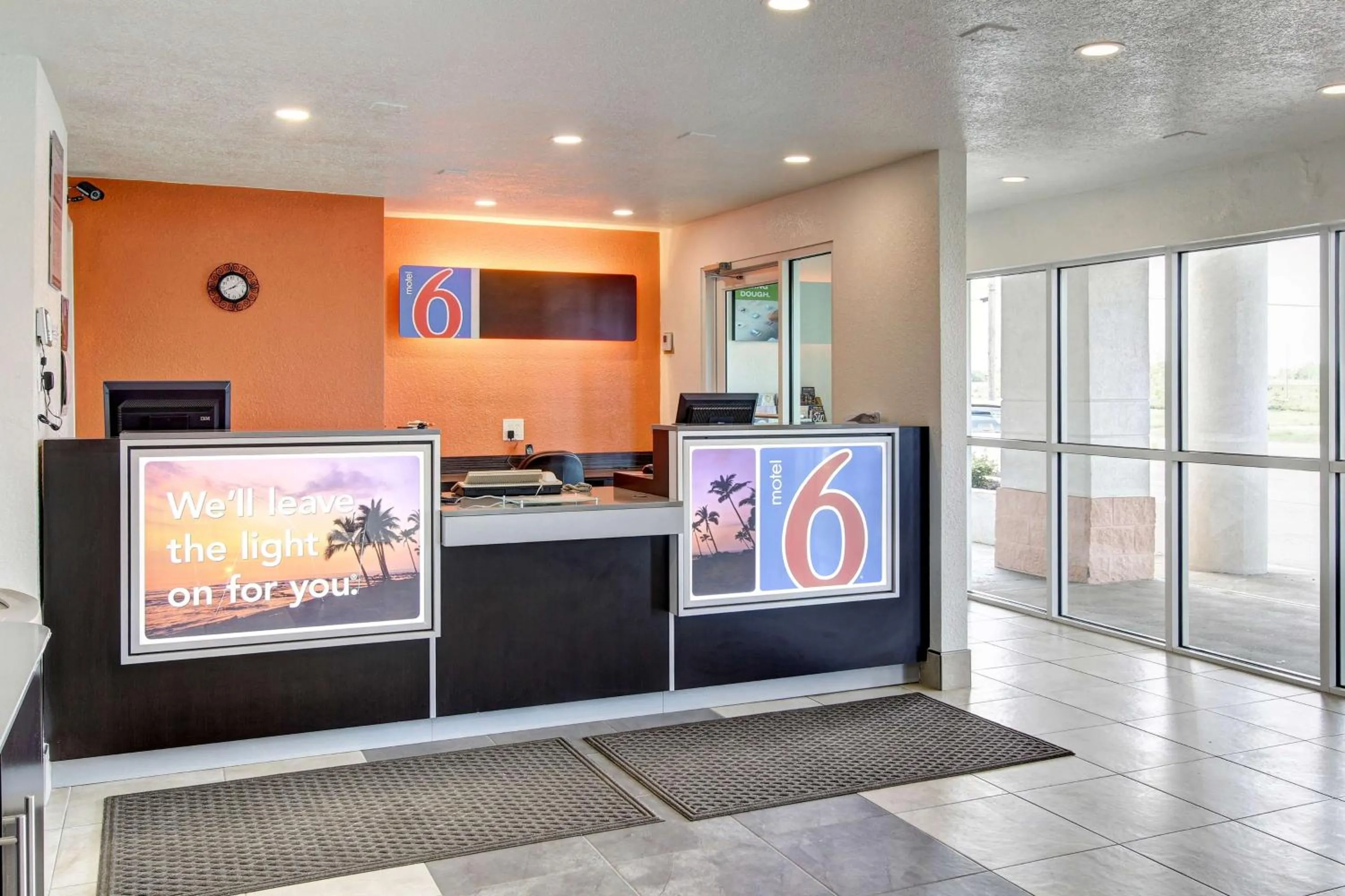 Lobby or reception in Motel 6-North Ridgeville, OH - Cleveland Intl Airport - N Ridgeville