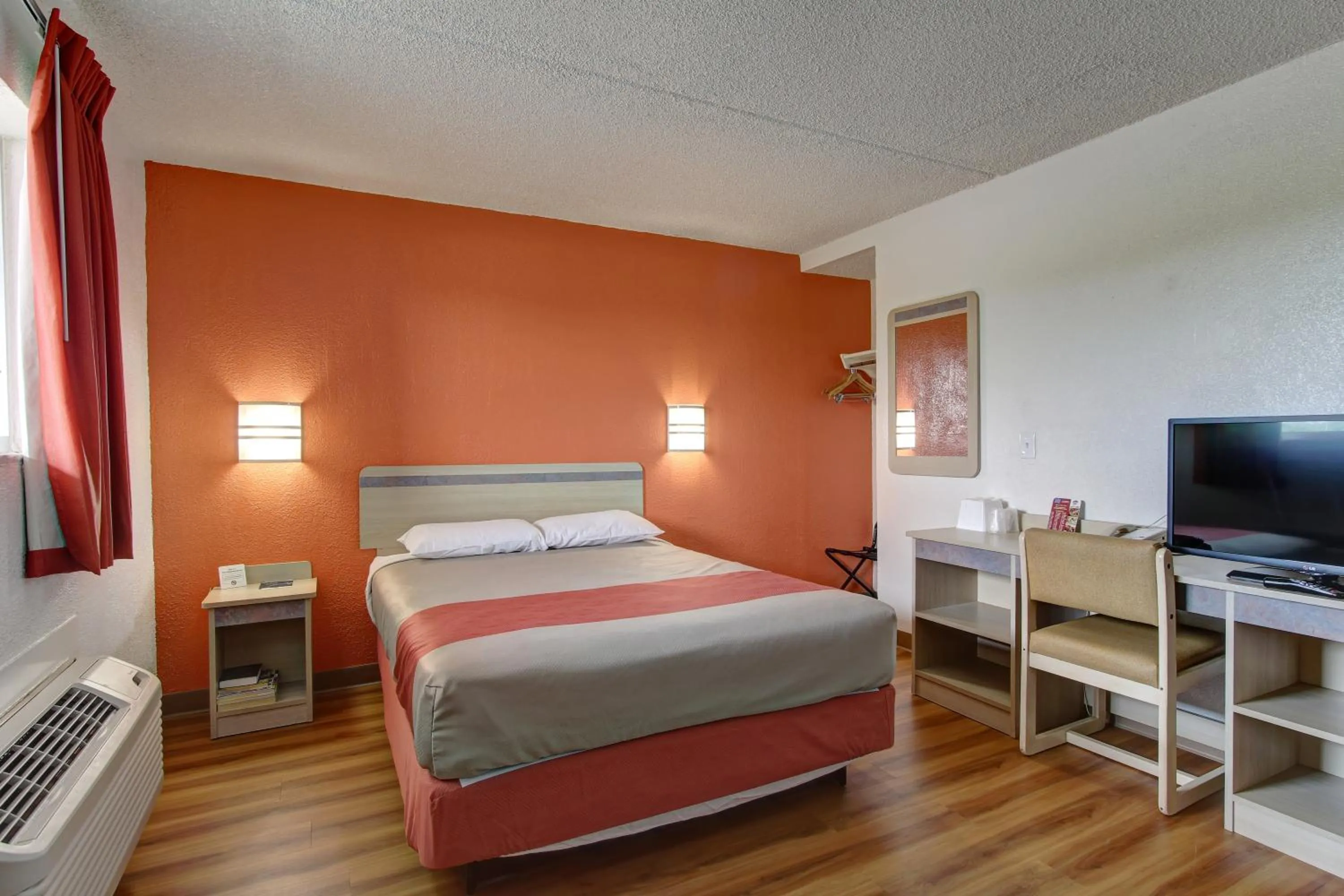 Day, Bed in Motel 6-North Ridgeville, OH - Cleveland Intl Airport - N Ridgeville