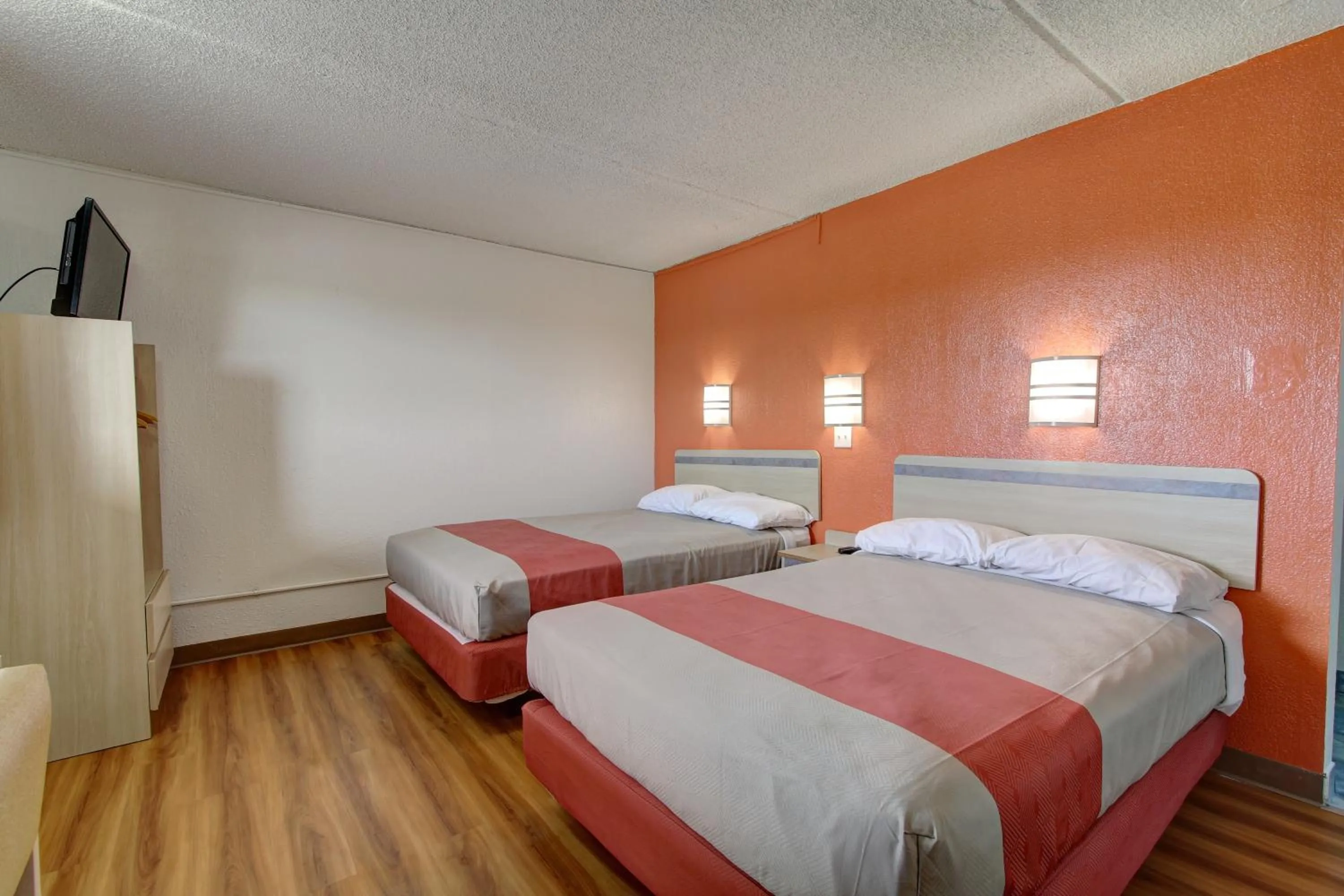Bed in Motel 6-North Ridgeville, OH - Cleveland Intl Airport - N Ridgeville