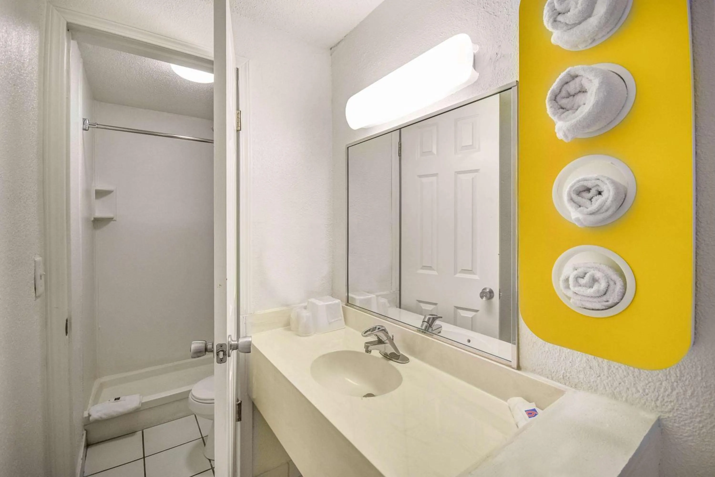 Bathroom in Motel 6-North Ridgeville, OH - Cleveland Intl Airport - N Ridgeville