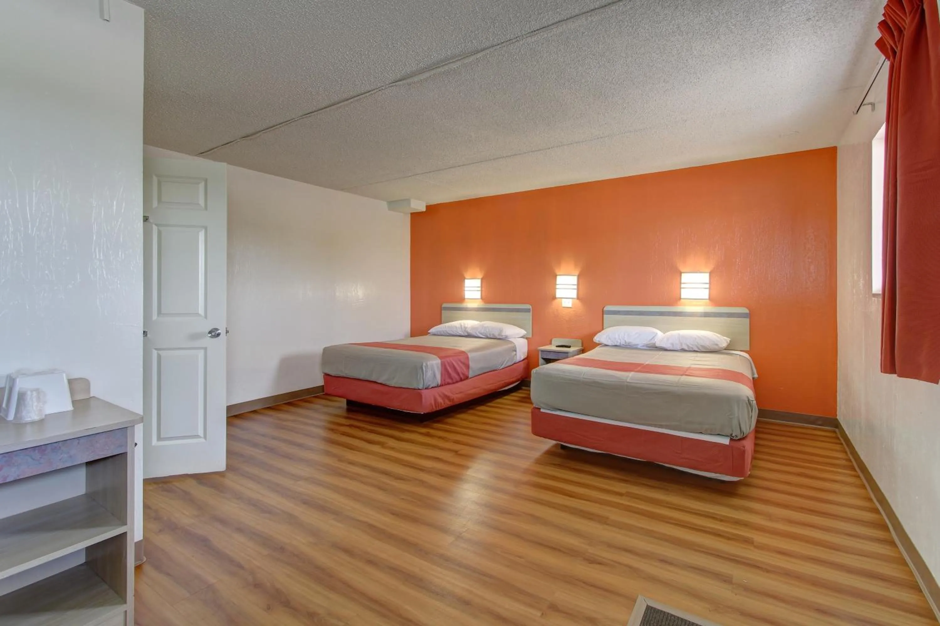 Day, Bed in Motel 6-North Ridgeville, OH - Cleveland Intl Airport - N Ridgeville