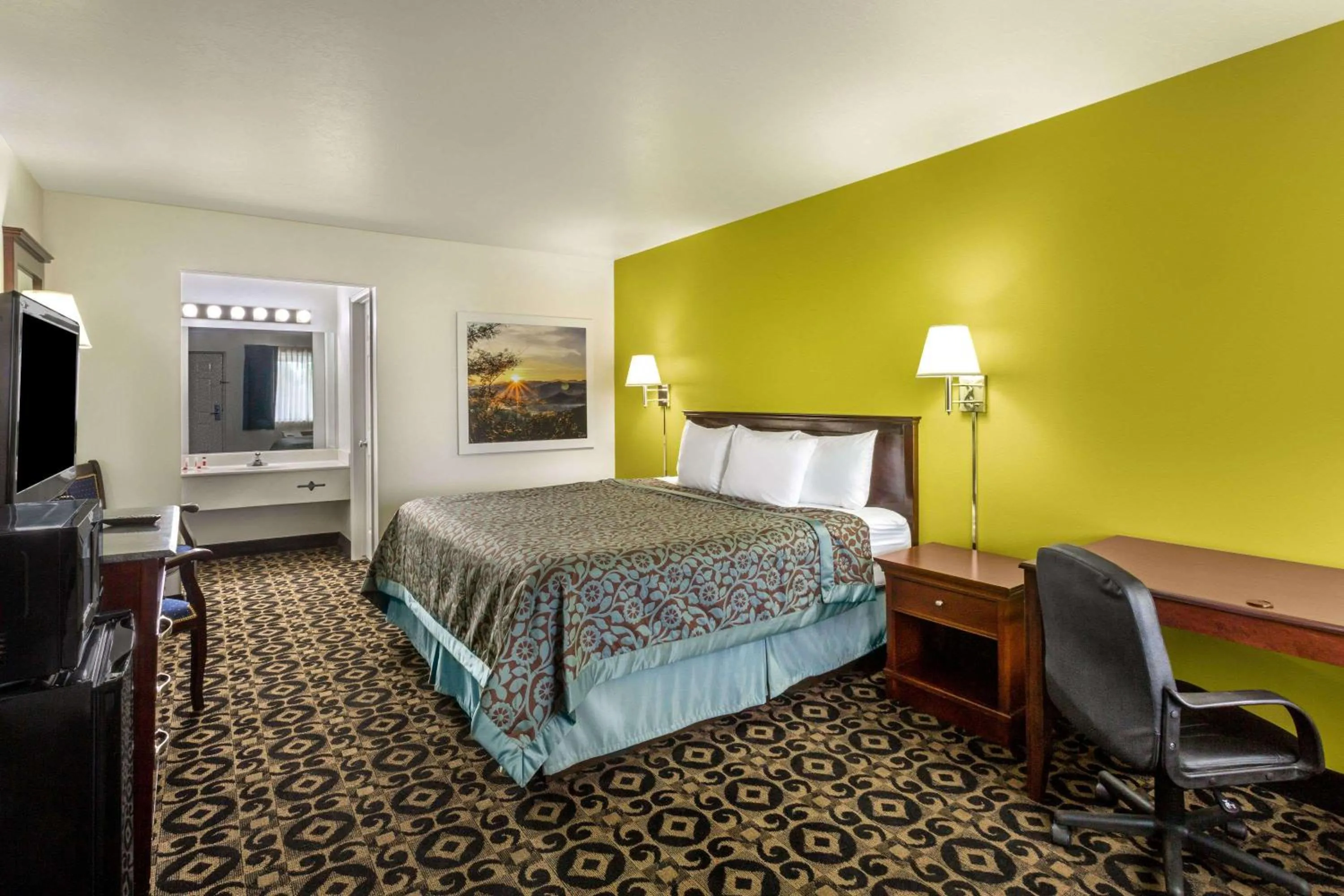 Photo of the whole room, Bed in Days Inn by Wyndham Delta