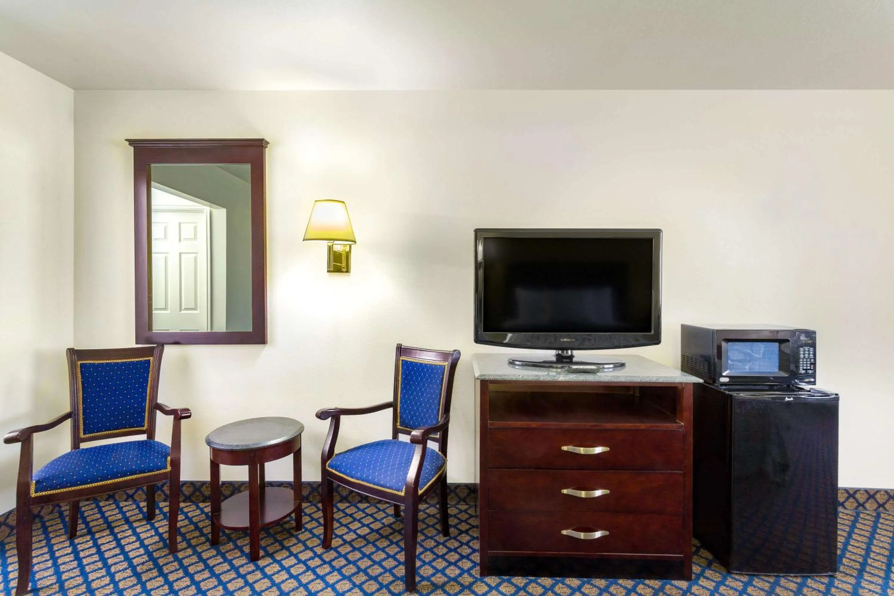 Photo of the whole room in Days Inn by Wyndham Delta
