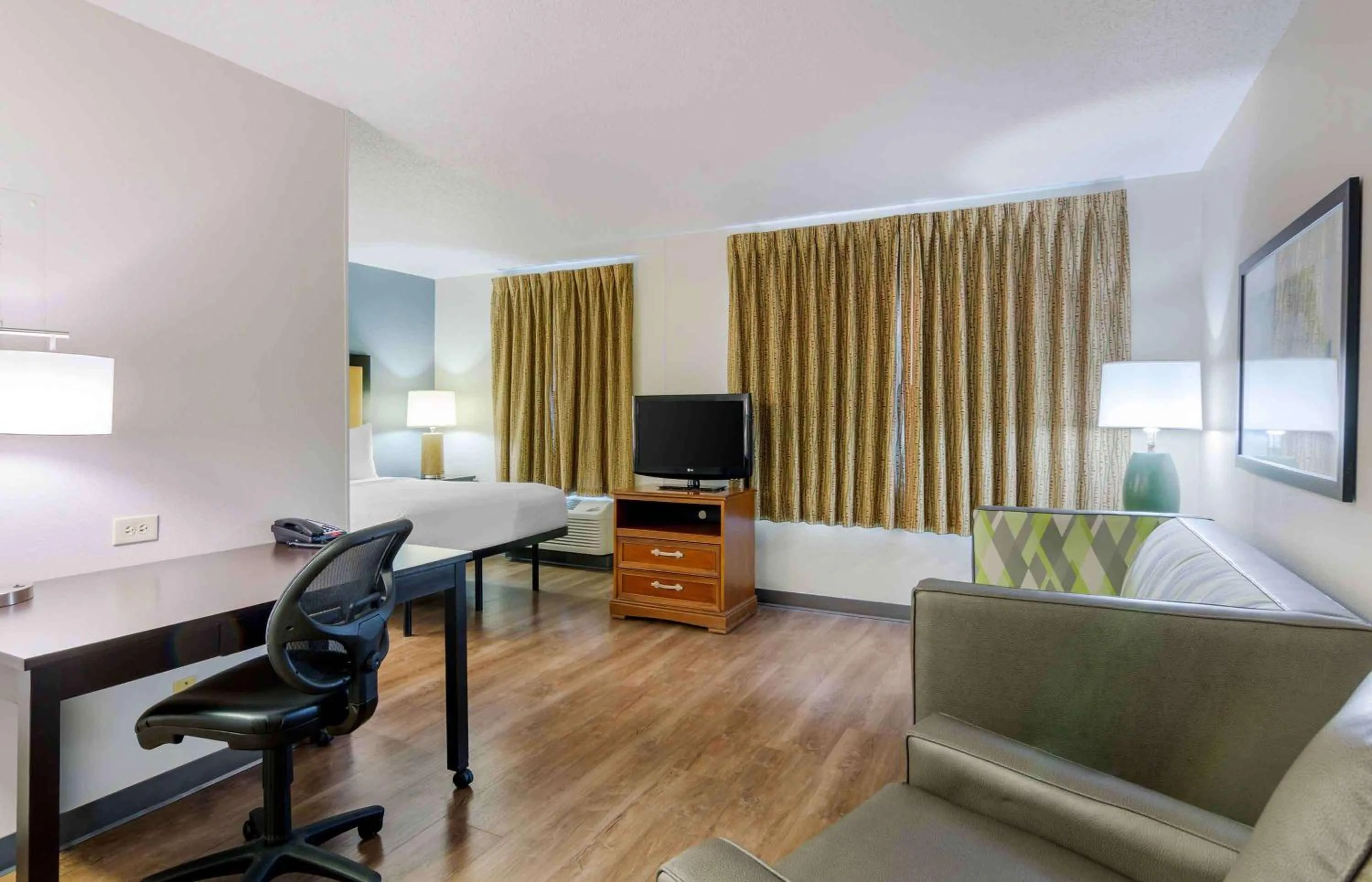 Bedroom, Bed in Extended Stay America Suites - Richmond - W Broad Street - Glenside - North