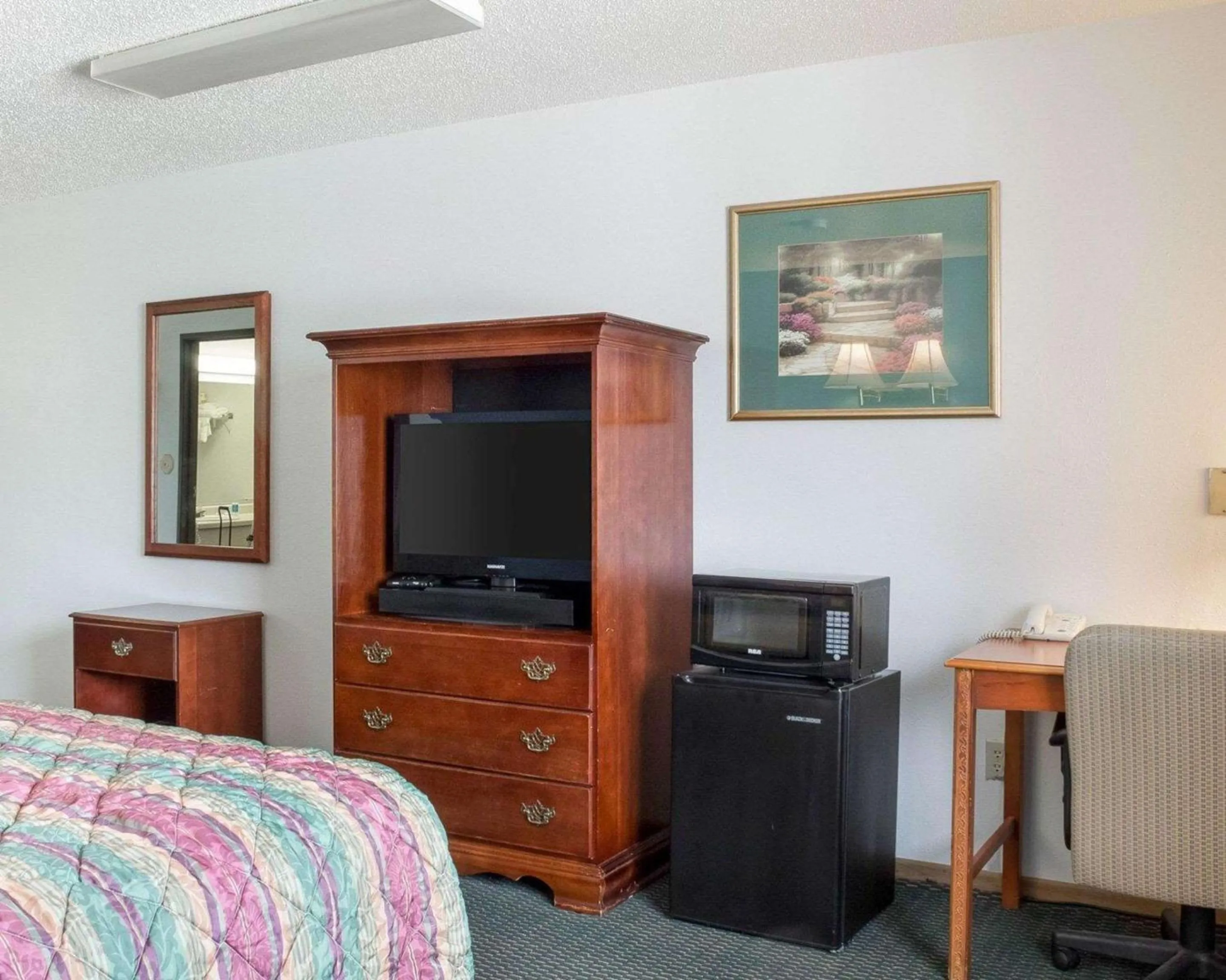 Photo of the whole room, Bed in Rodeway Inn West Fargo Main Ave
