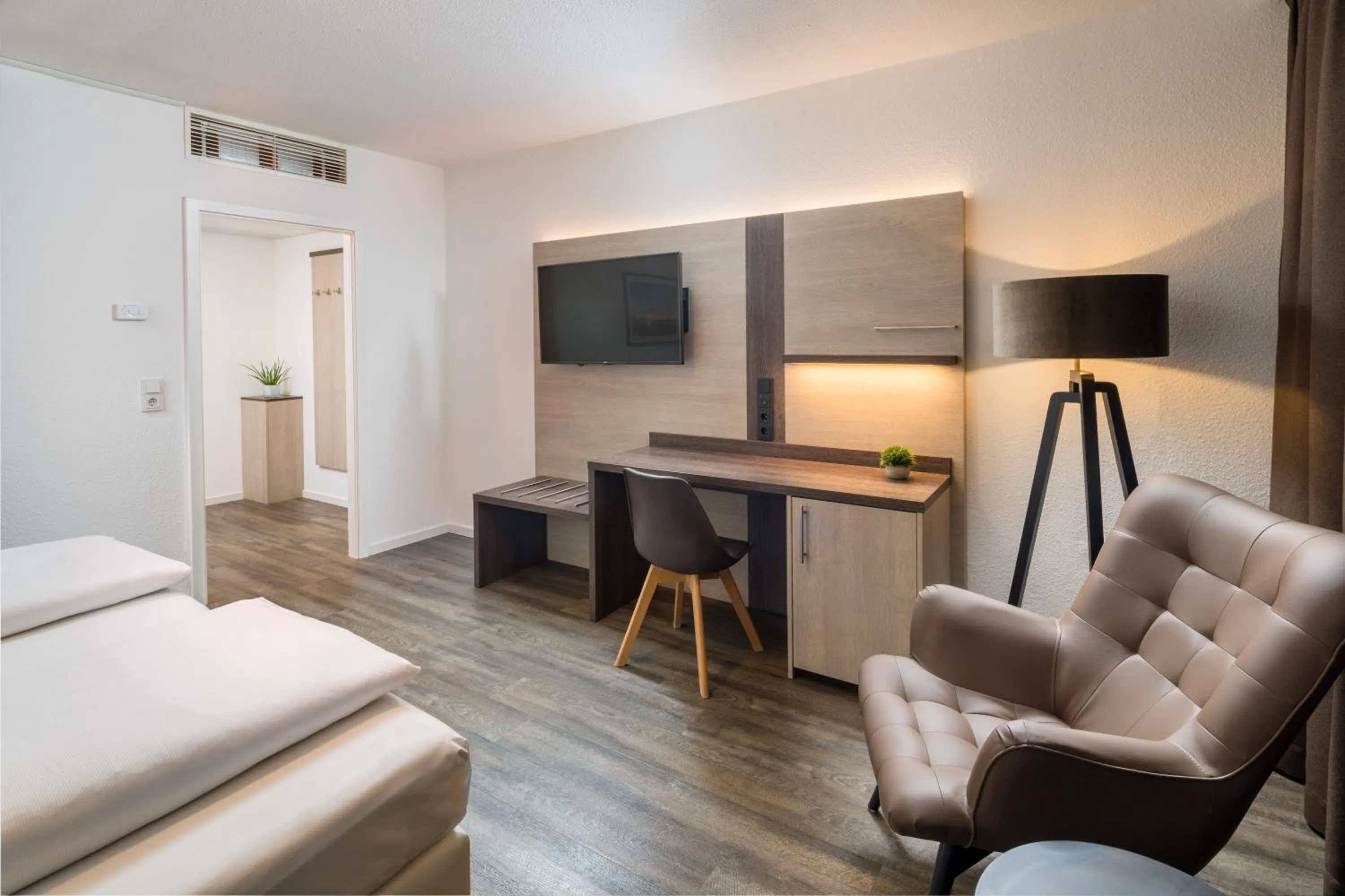 Photo of the whole room, Bed in Hotel Newton Ludwigshafen