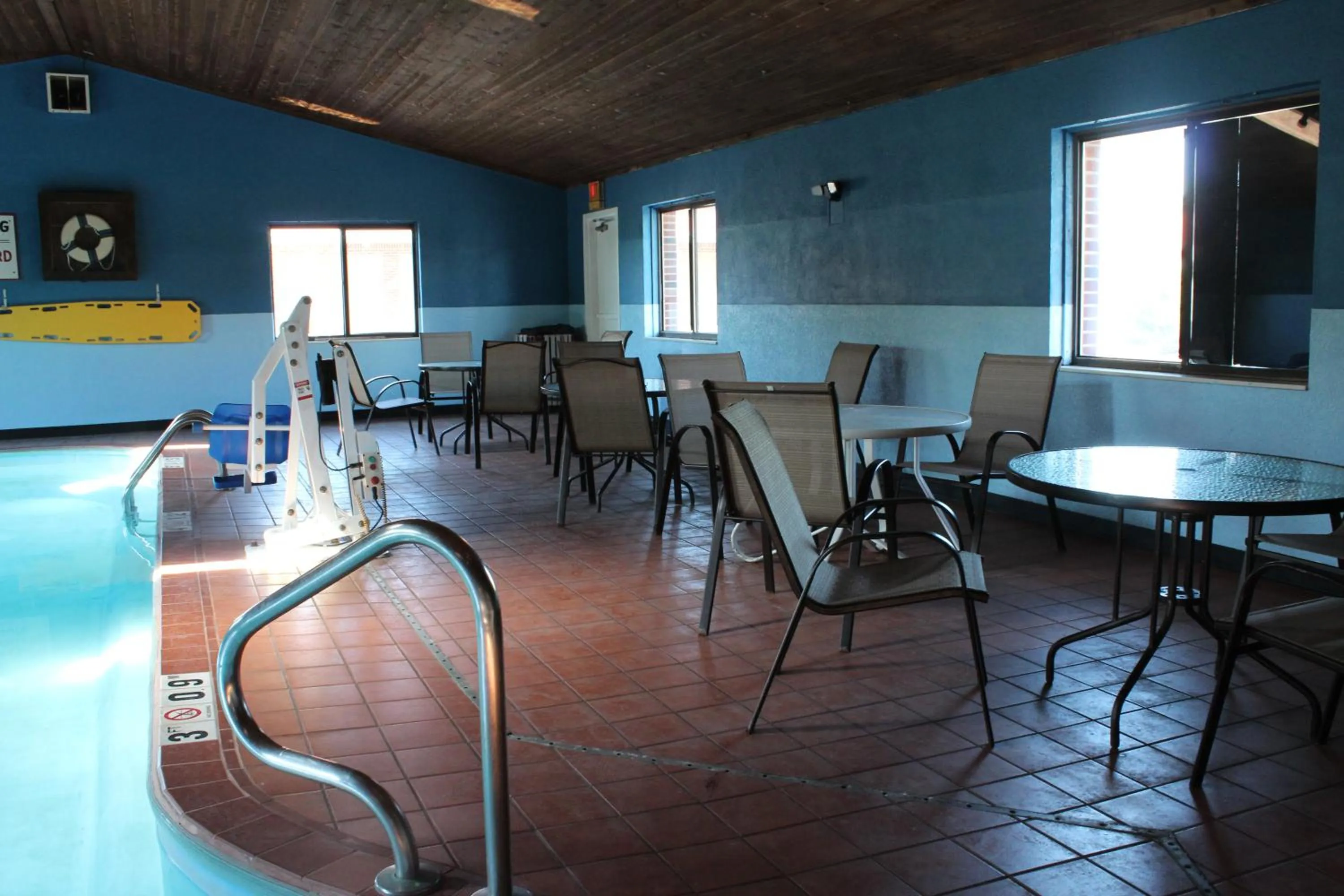 Swimming pool in Bellevue Hotel and Suites