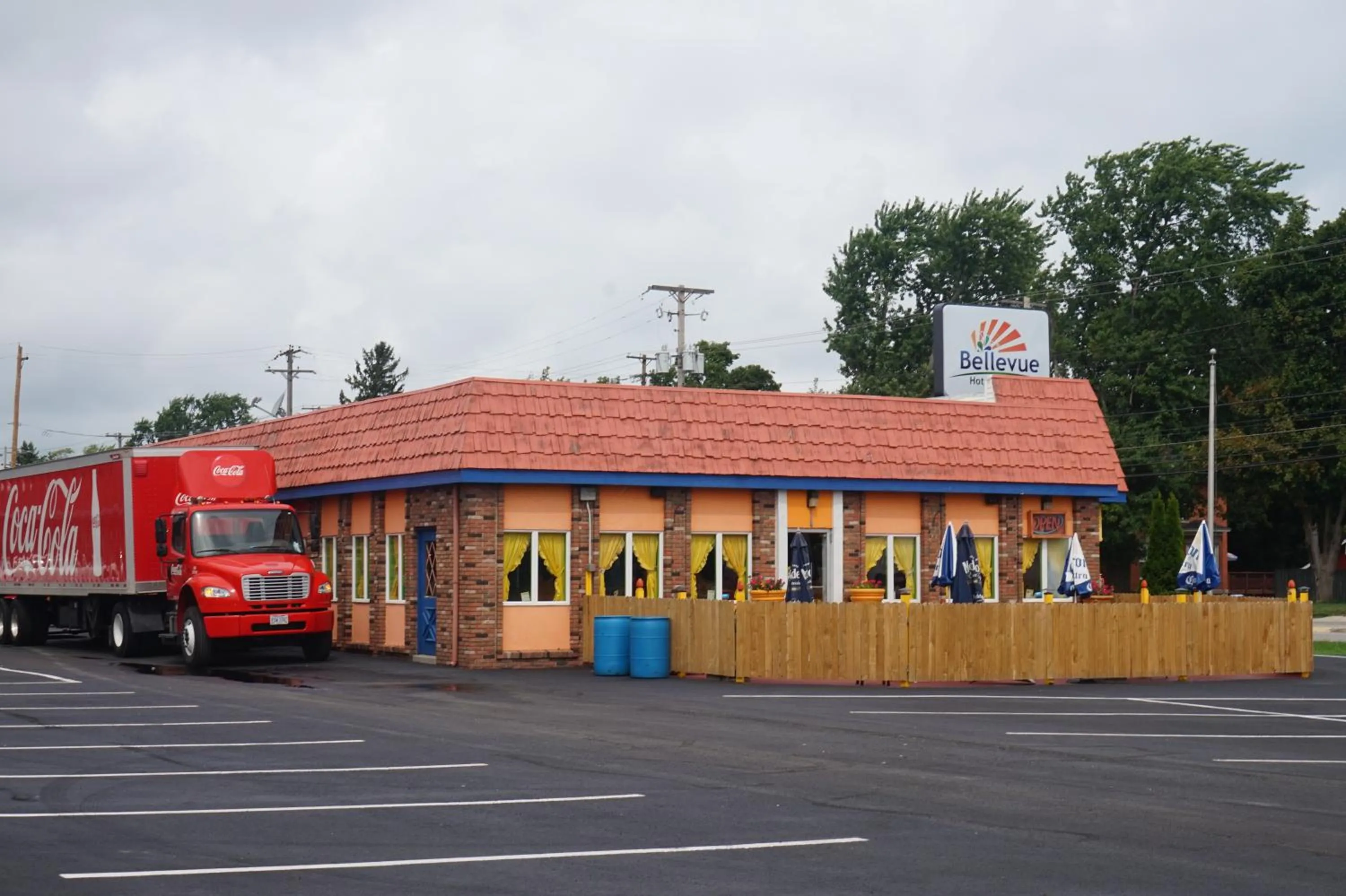 Restaurant/places to eat in Bellevue Hotel and Suites