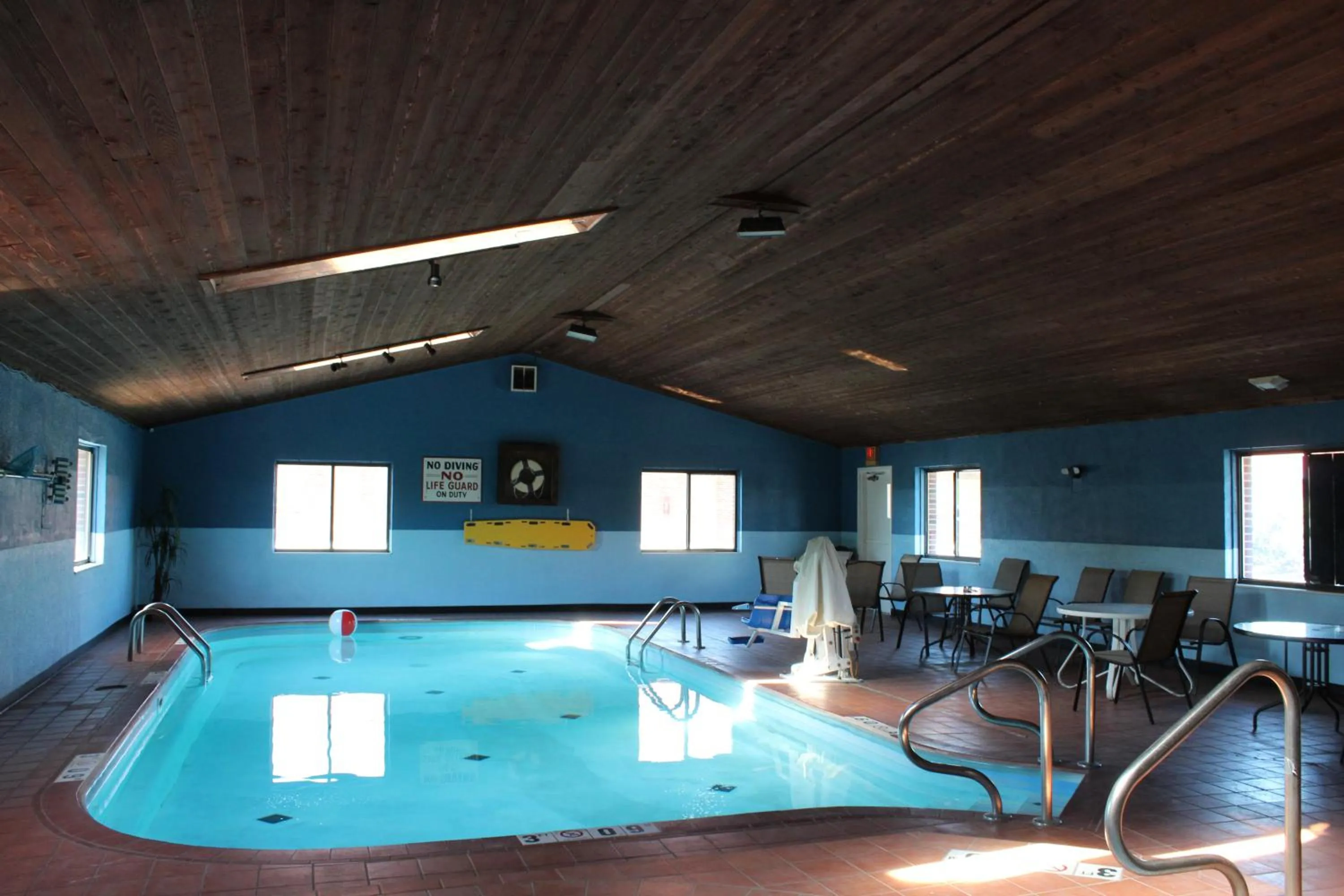 Swimming pool in Bellevue Hotel and Suites