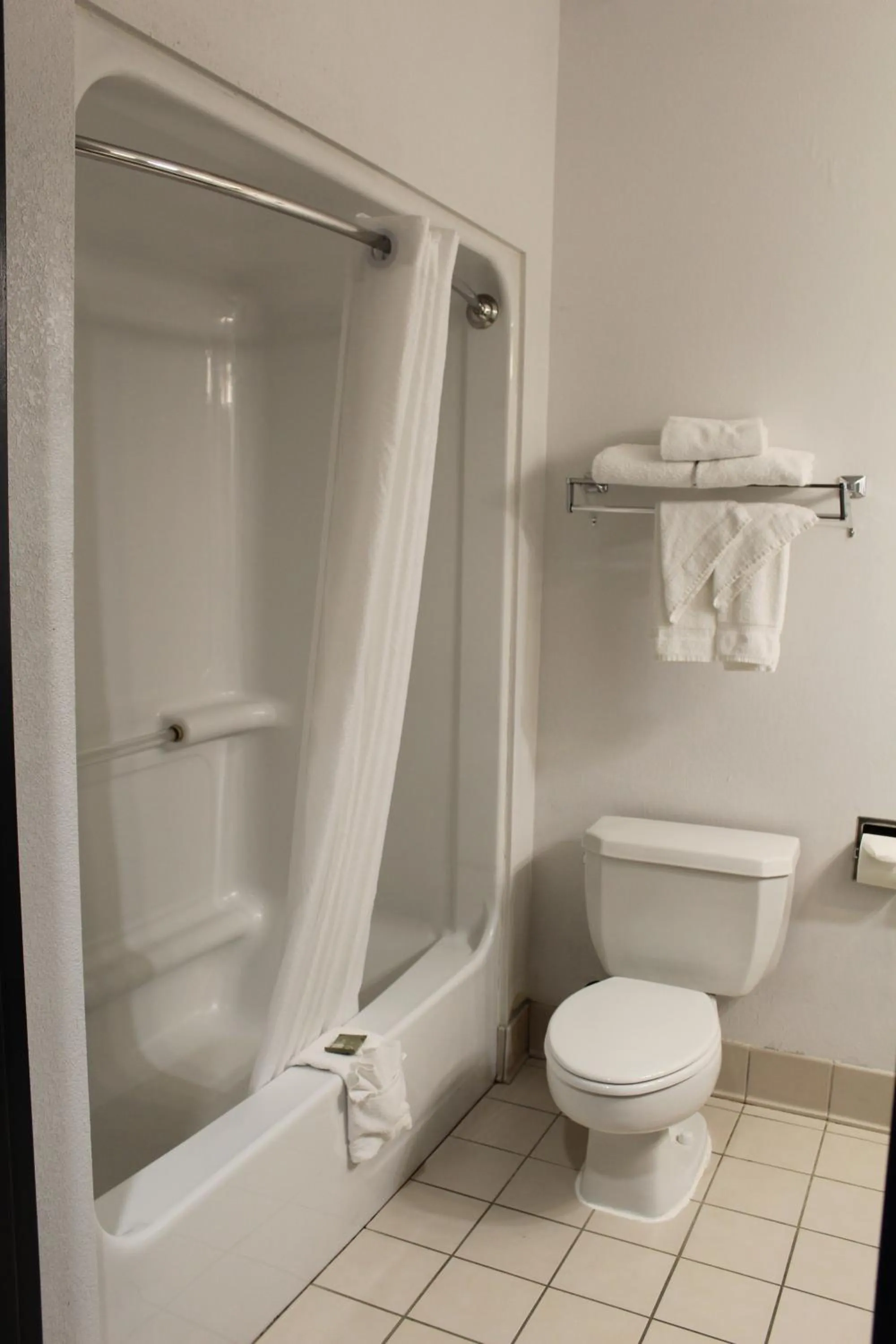 Bathroom in Country Inn & Suites by Radisson, Gettysburg, PA