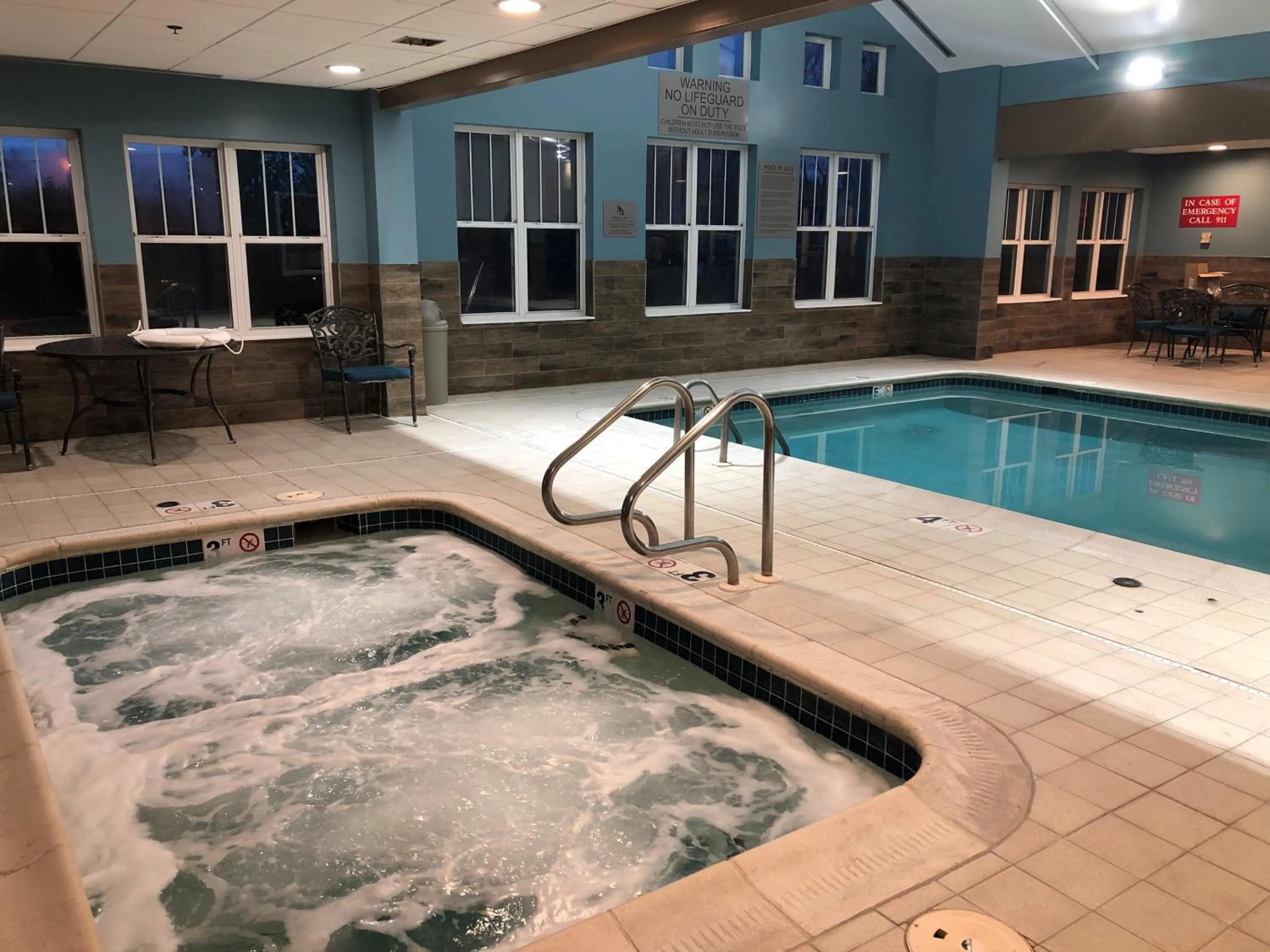 Hot Tub in Country Inn & Suites by Radisson, Gettysburg, PA