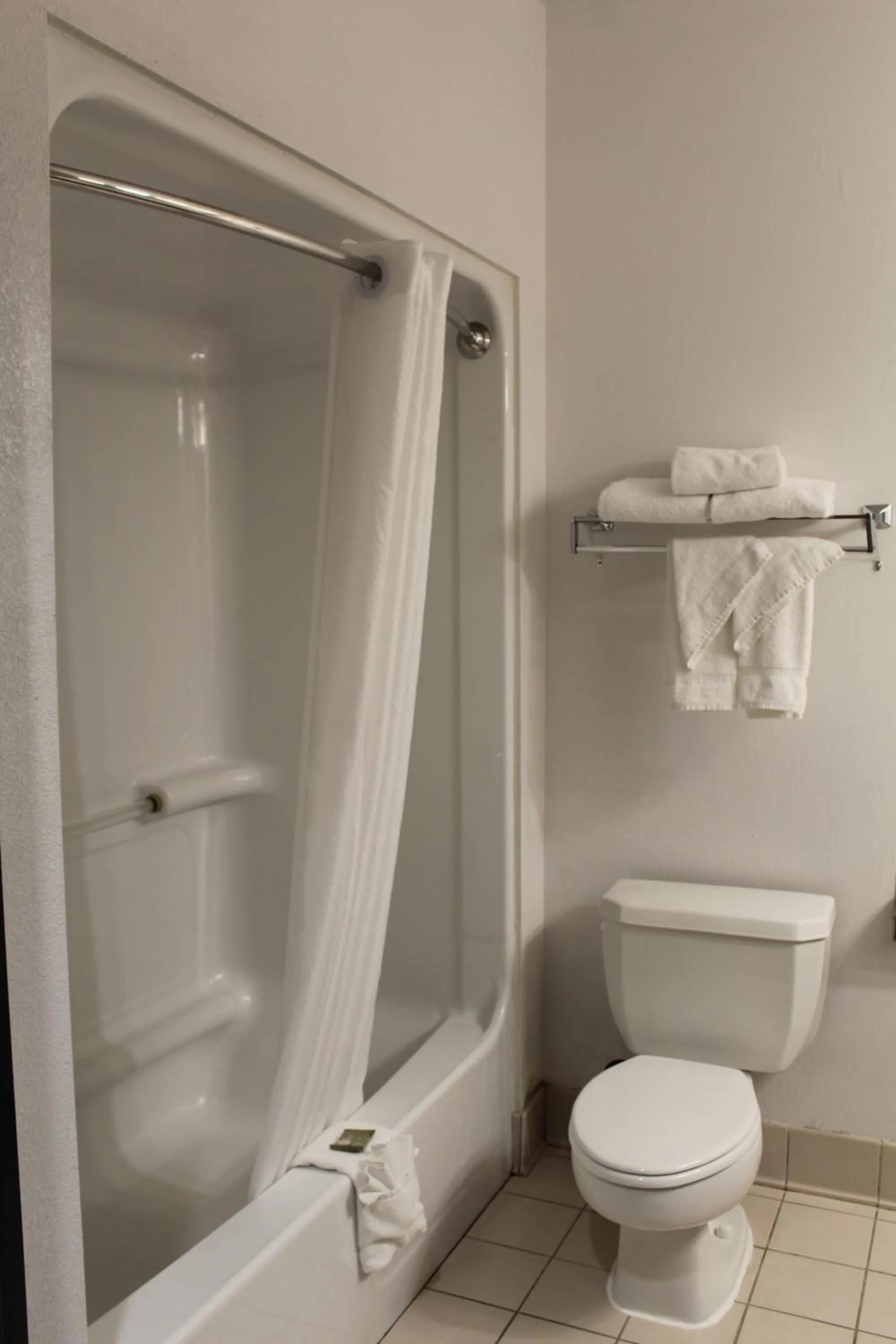 Bathroom in Country Inn & Suites by Radisson, Gettysburg, PA