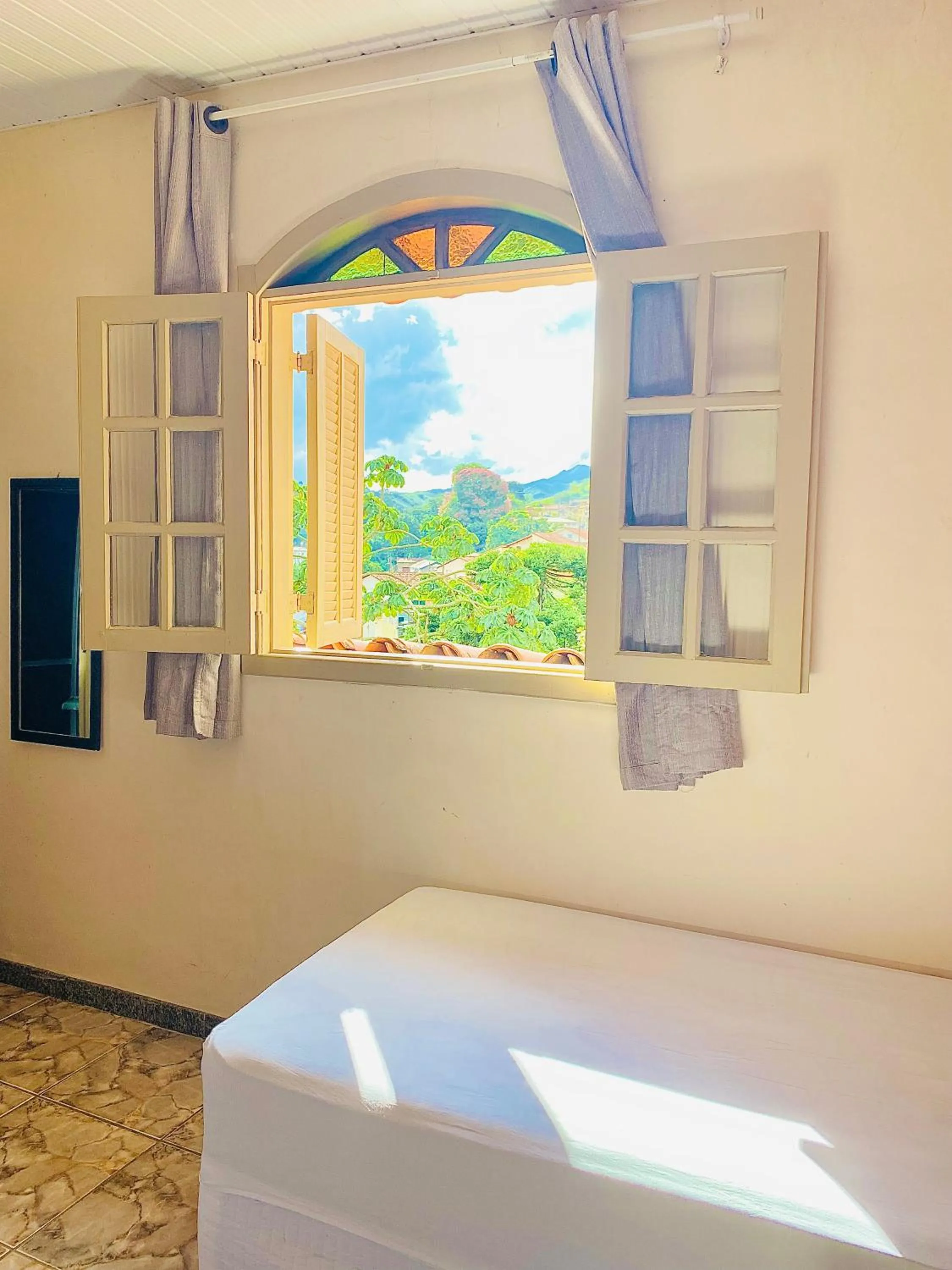 Photo of the whole room in Hospedaria Vila Rica - 1 km do centro histórico