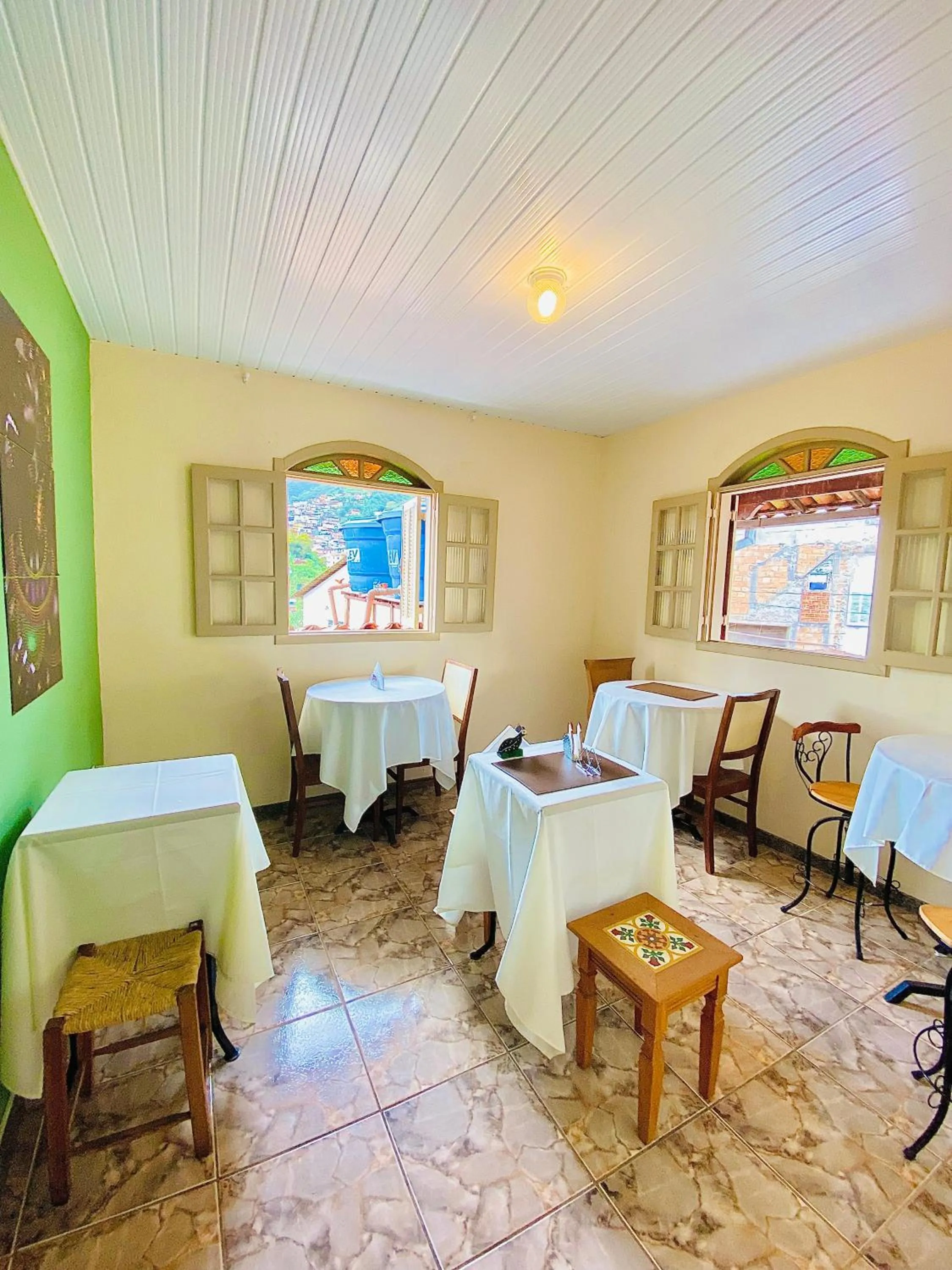 Dining area in Hospedaria Vila Rica - 1 km do centro histórico