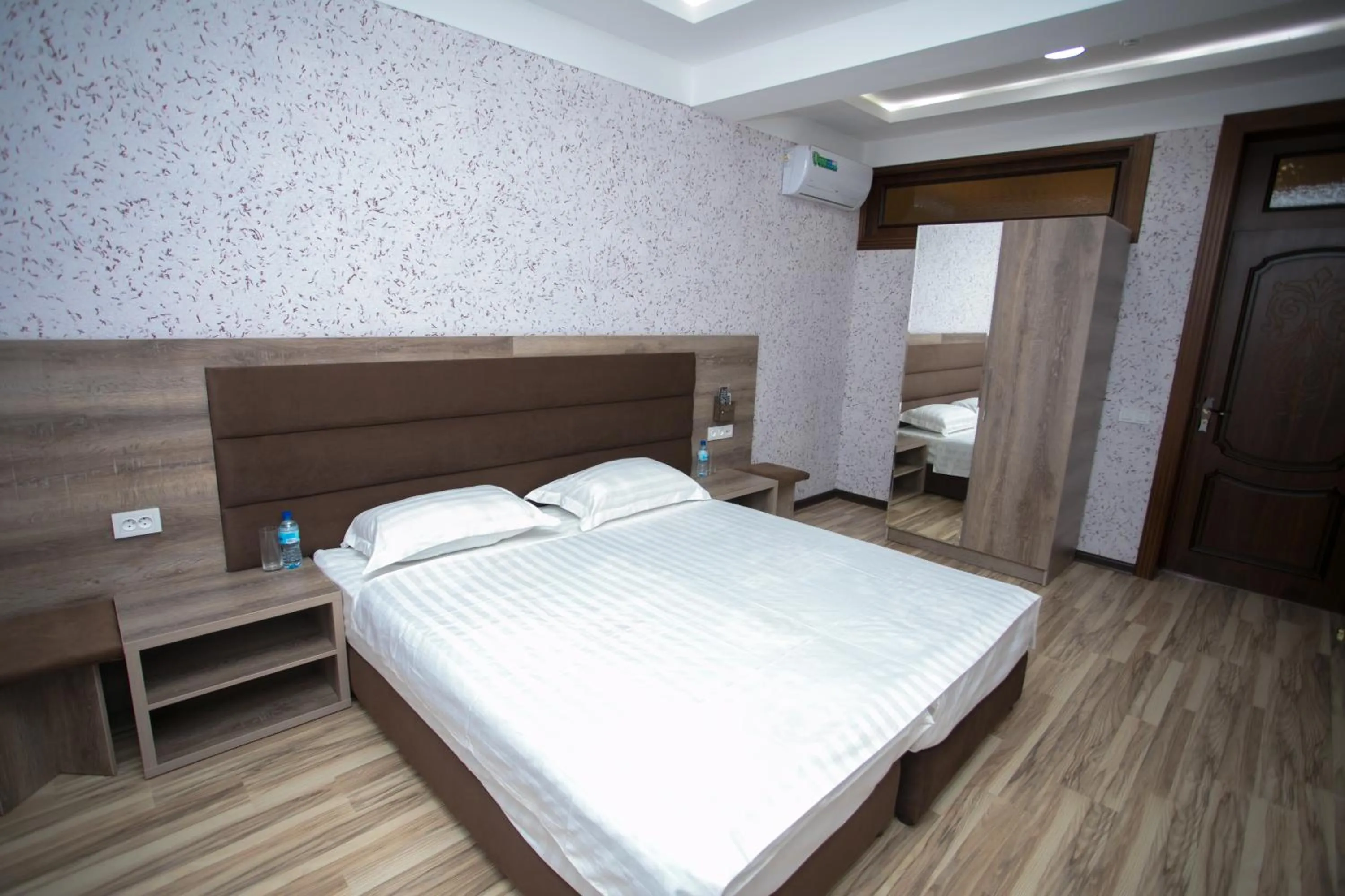 Photo of the whole room in Niso