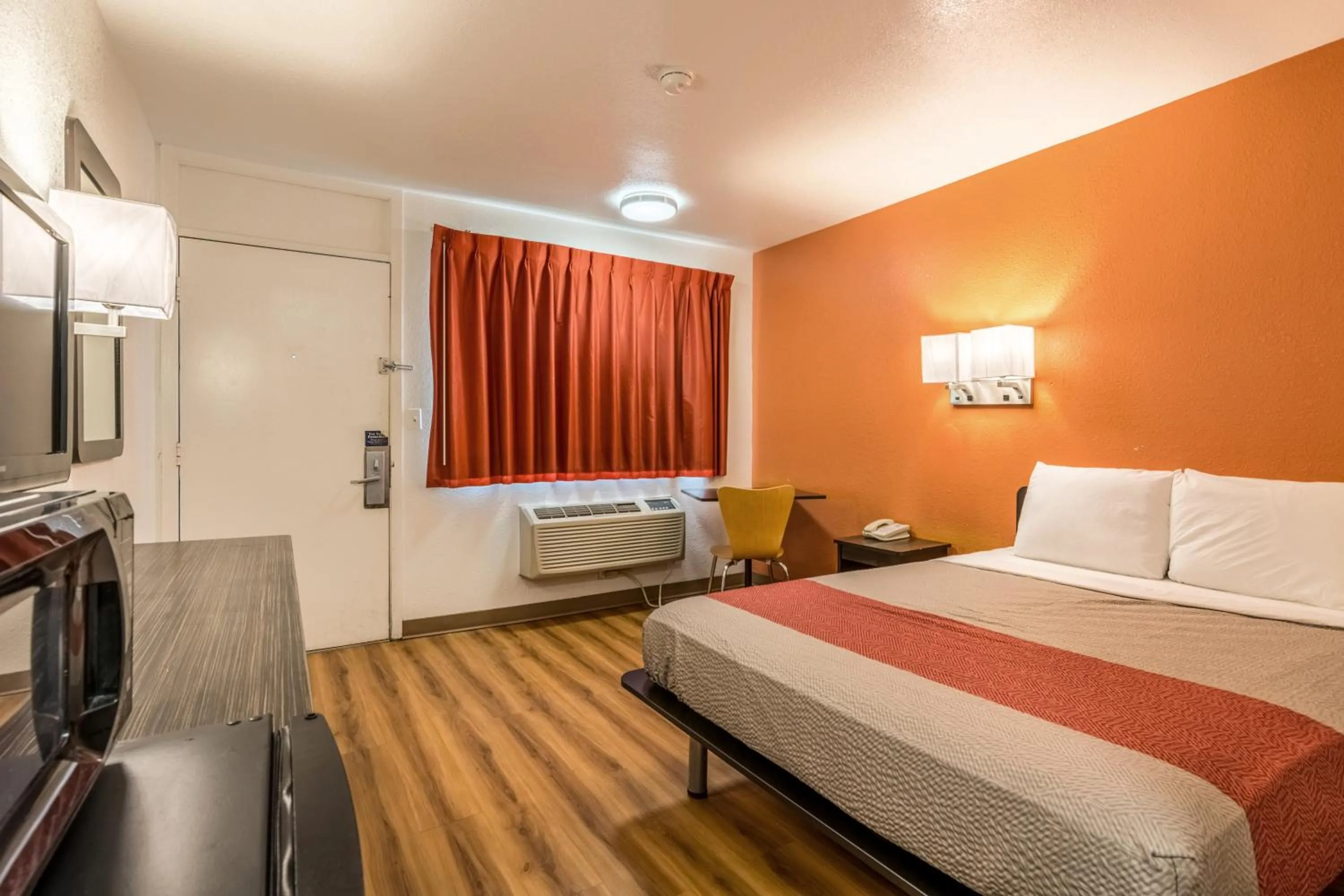 Bedroom, Bed in Motel 6-Lumberton, NC