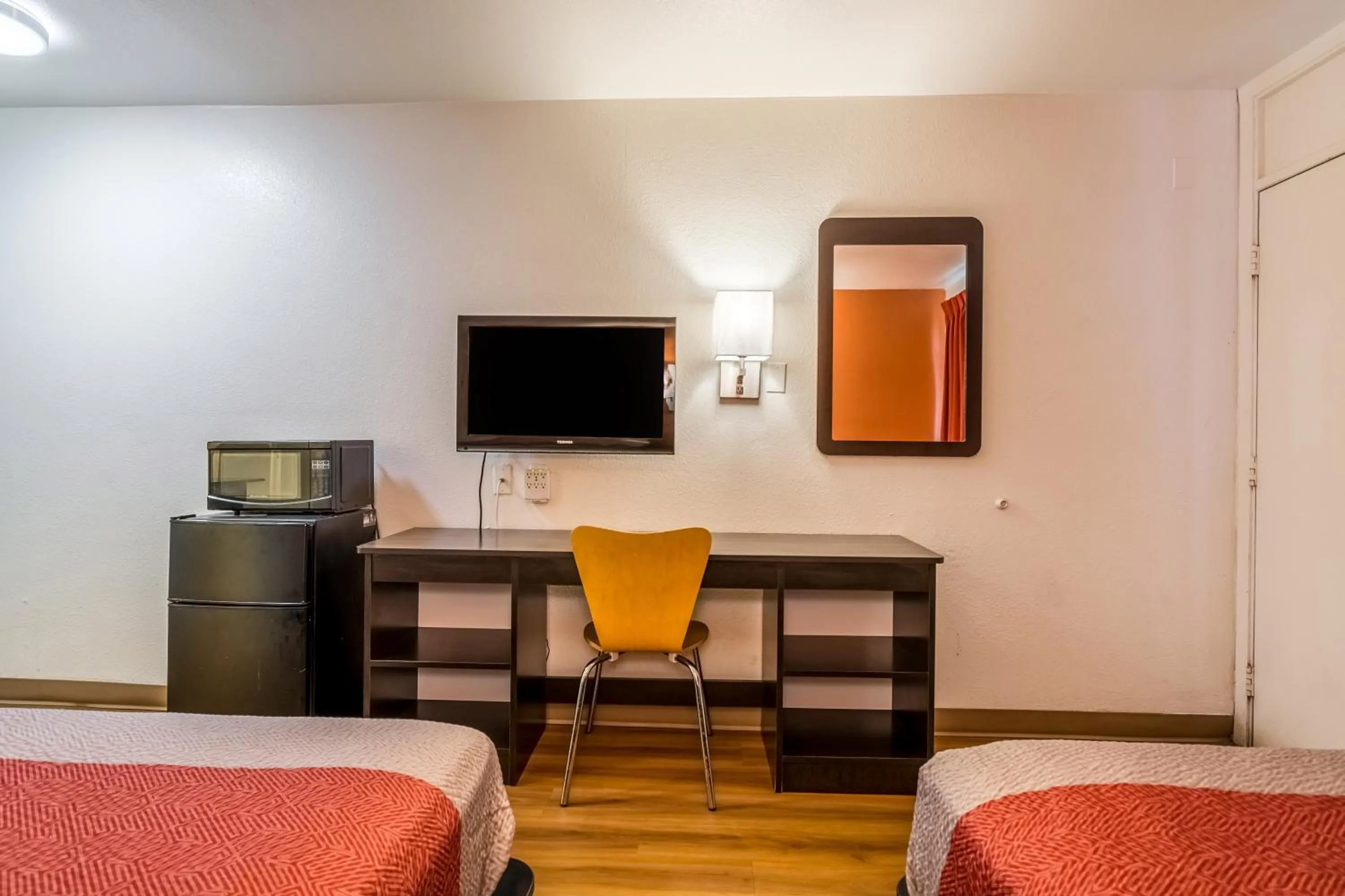 Bedroom, Bed in Motel 6-Lumberton, NC