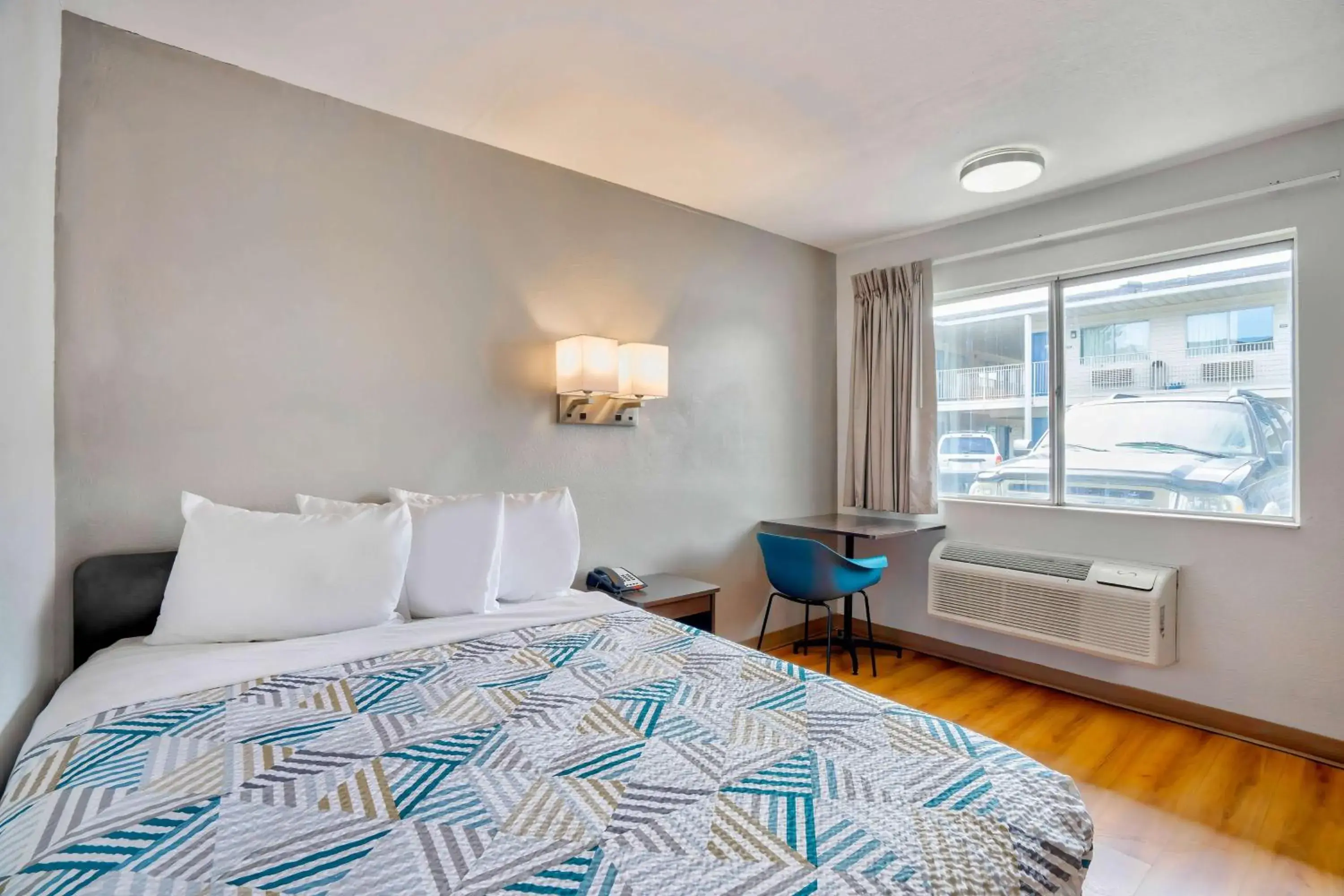 Deluxe Queen Room - Non-Smoking in Motel 6-Lumberton, NC Deluxe Queen Room - Non-Smoking in Motel 6-Lumberton, NC