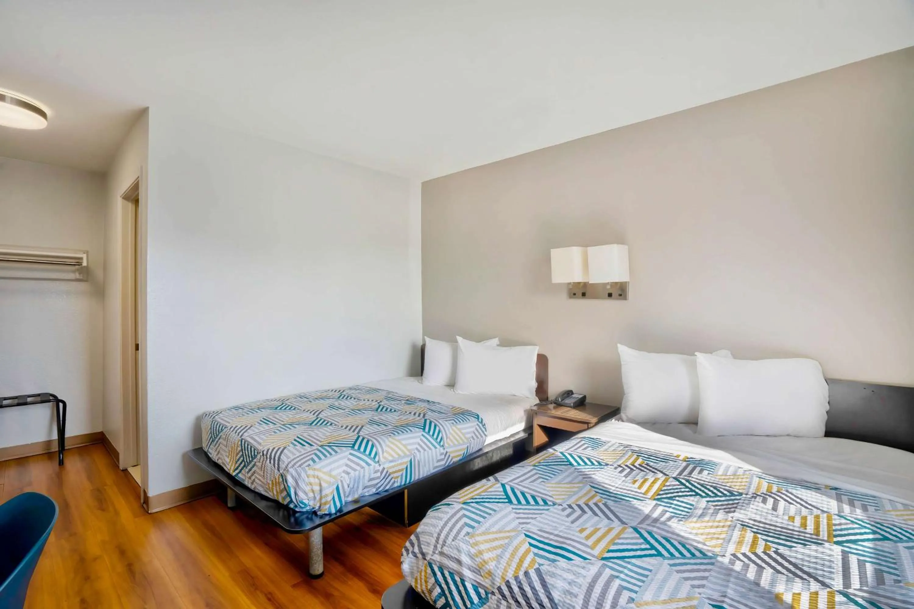 Bedroom, Bed in Motel 6-Lumberton, NC