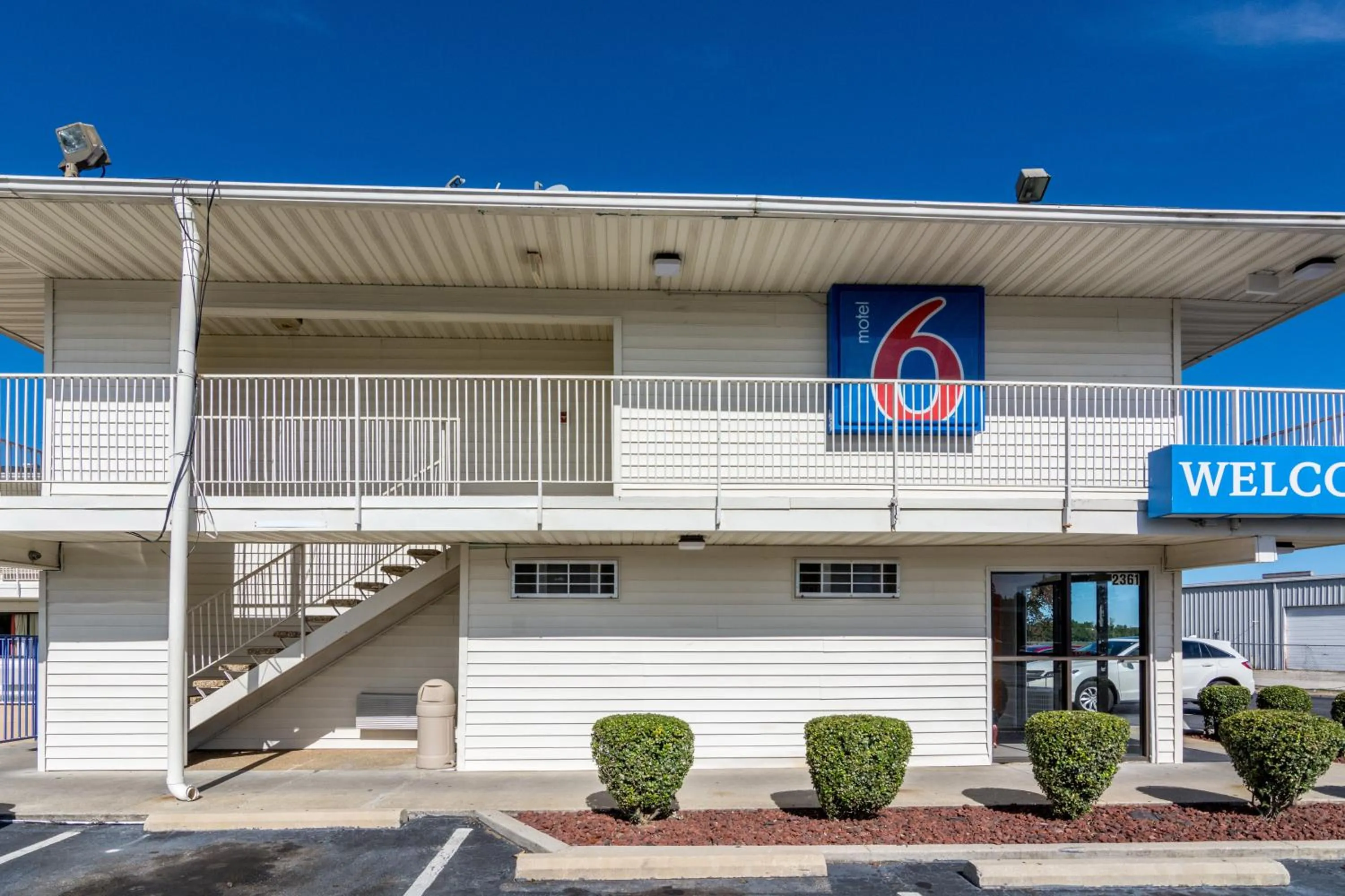 Facade/entrance in Motel 6-Lumberton, NC