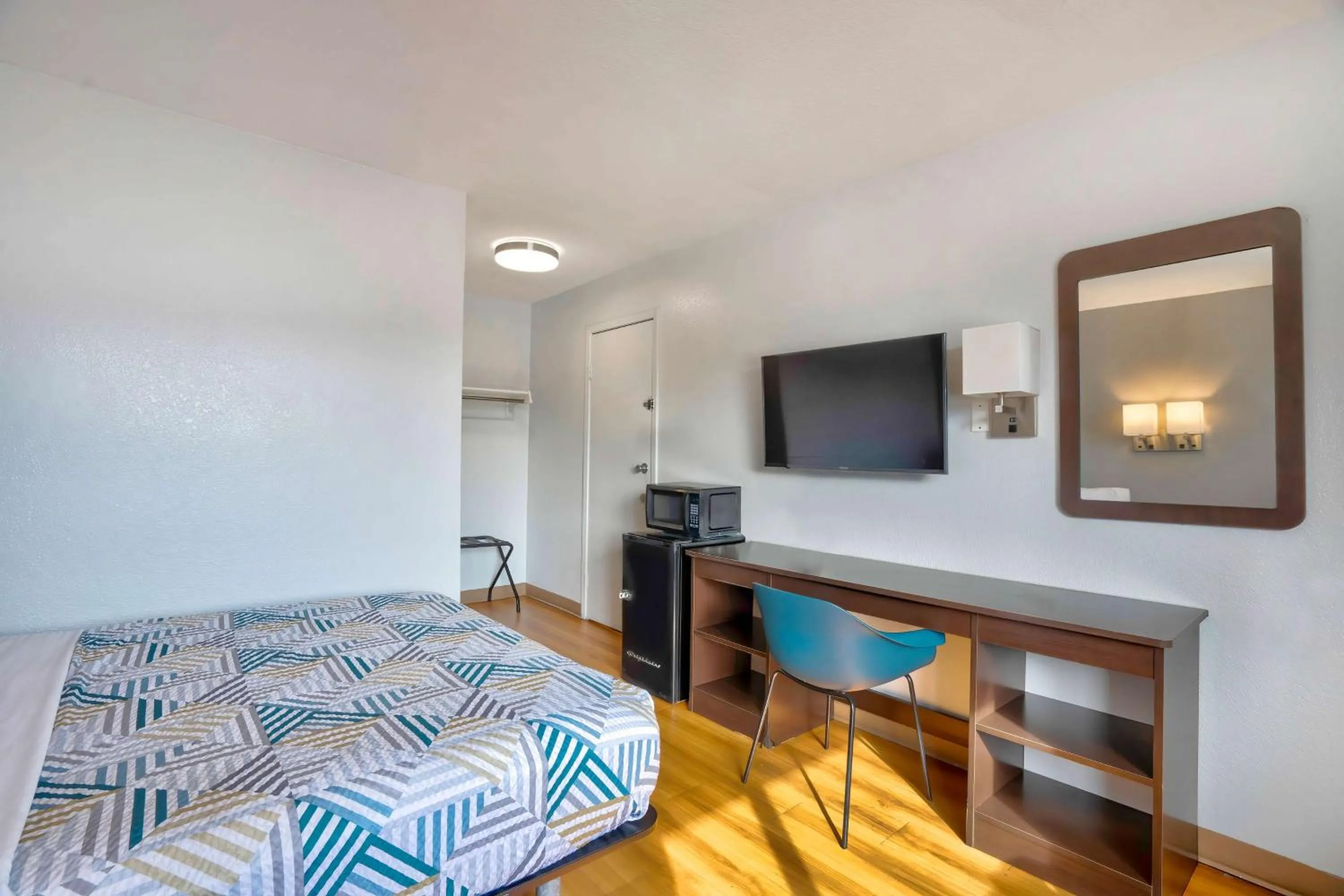 Bedroom, Bed in Motel 6-Lumberton, NC