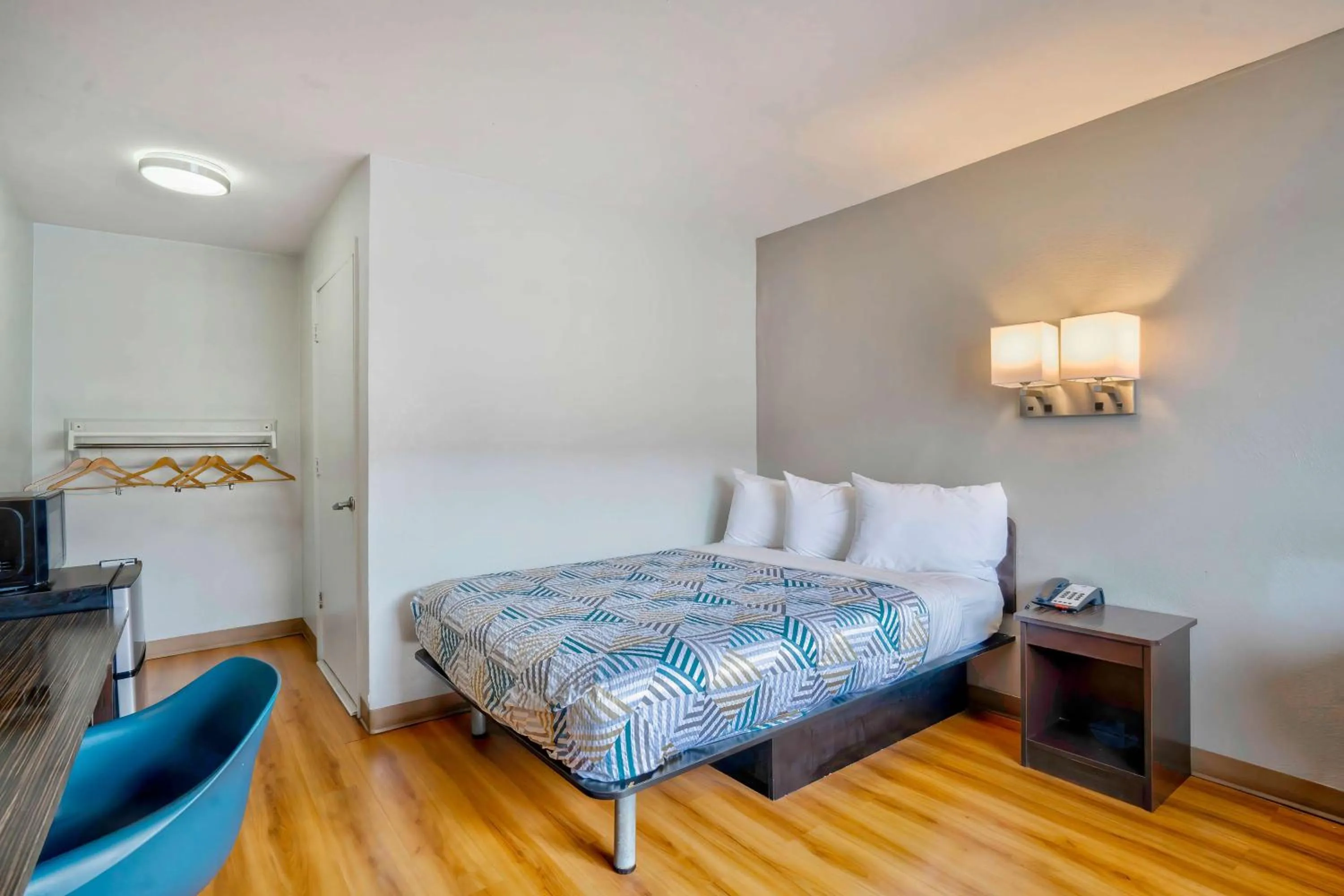 Bedroom, Bed in Motel 6-Lumberton, NC