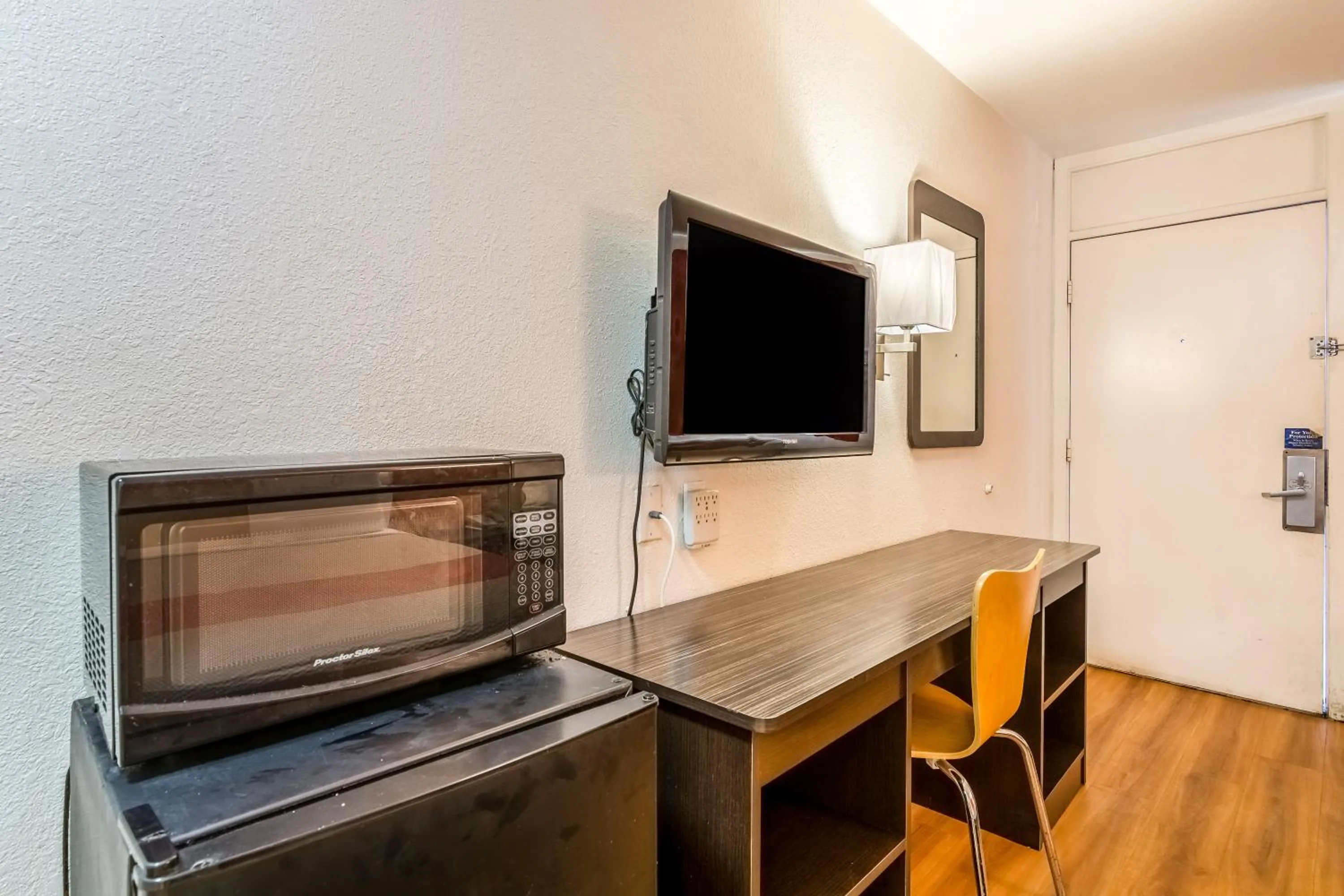 Bedroom in Motel 6-Lumberton, NC