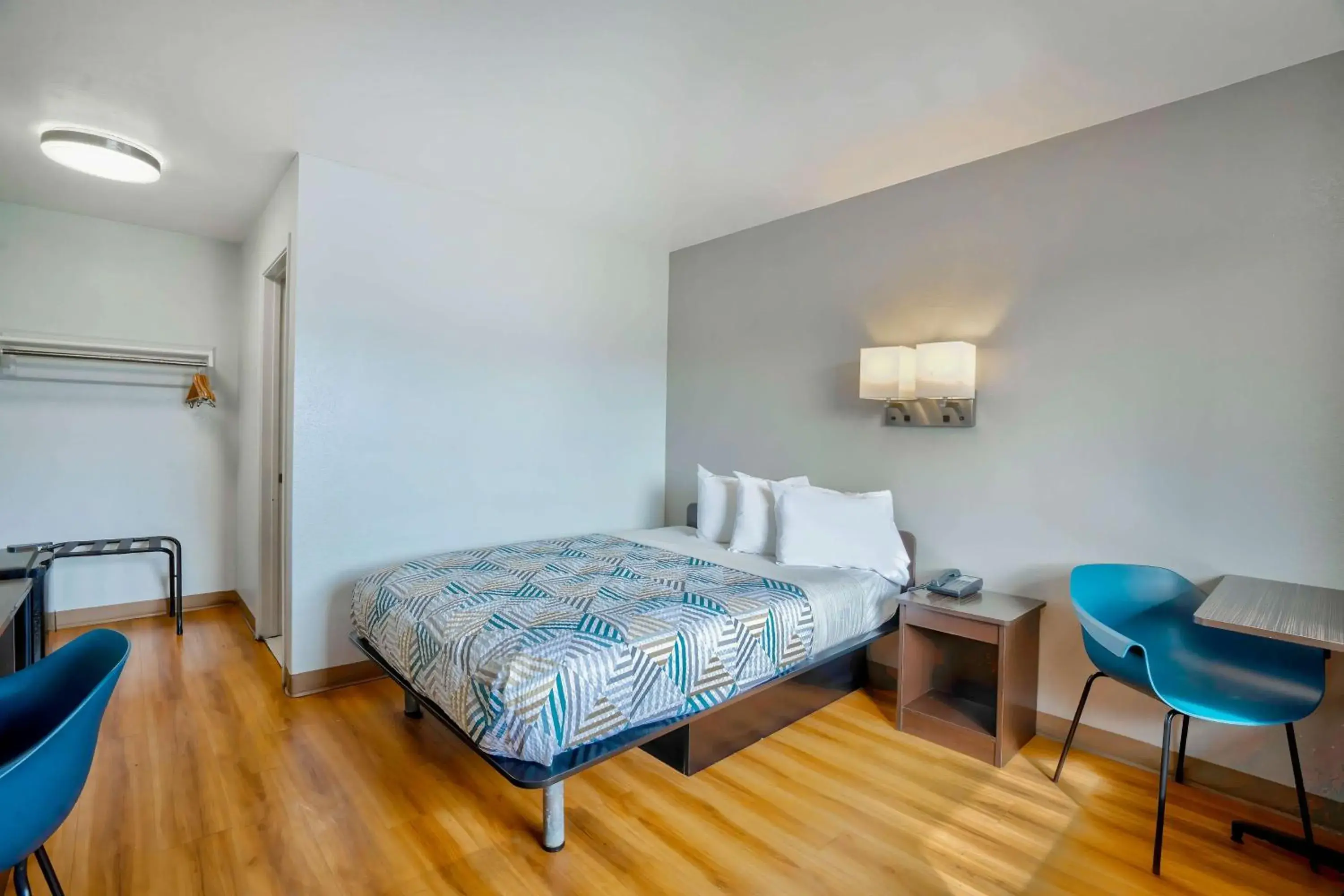 Deluxe Queen Room - Smoking in Motel 6-Lumberton, NC Deluxe Queen Room - Smoking in Motel 6-Lumberton, NC