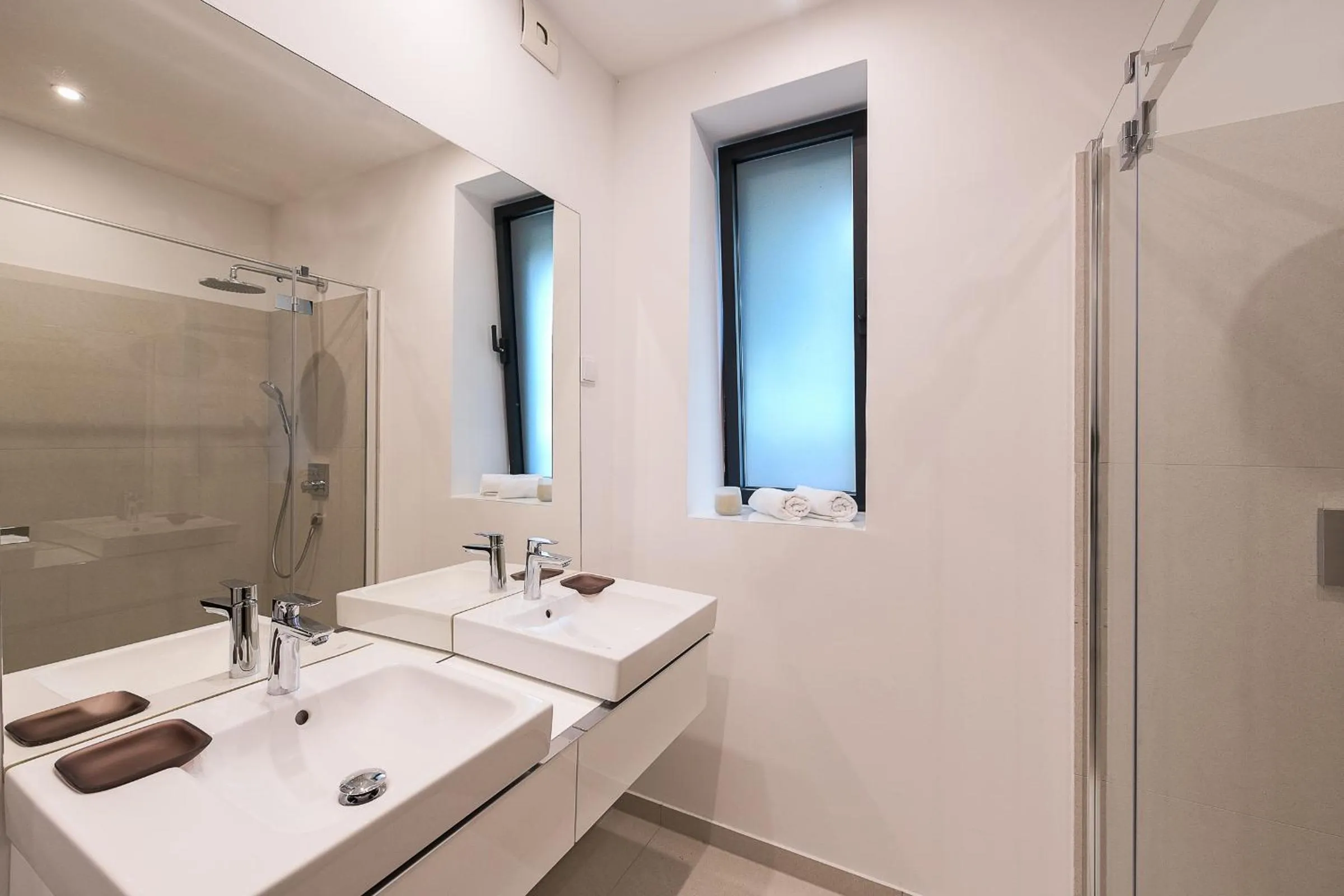 Shower in Oliver Lux