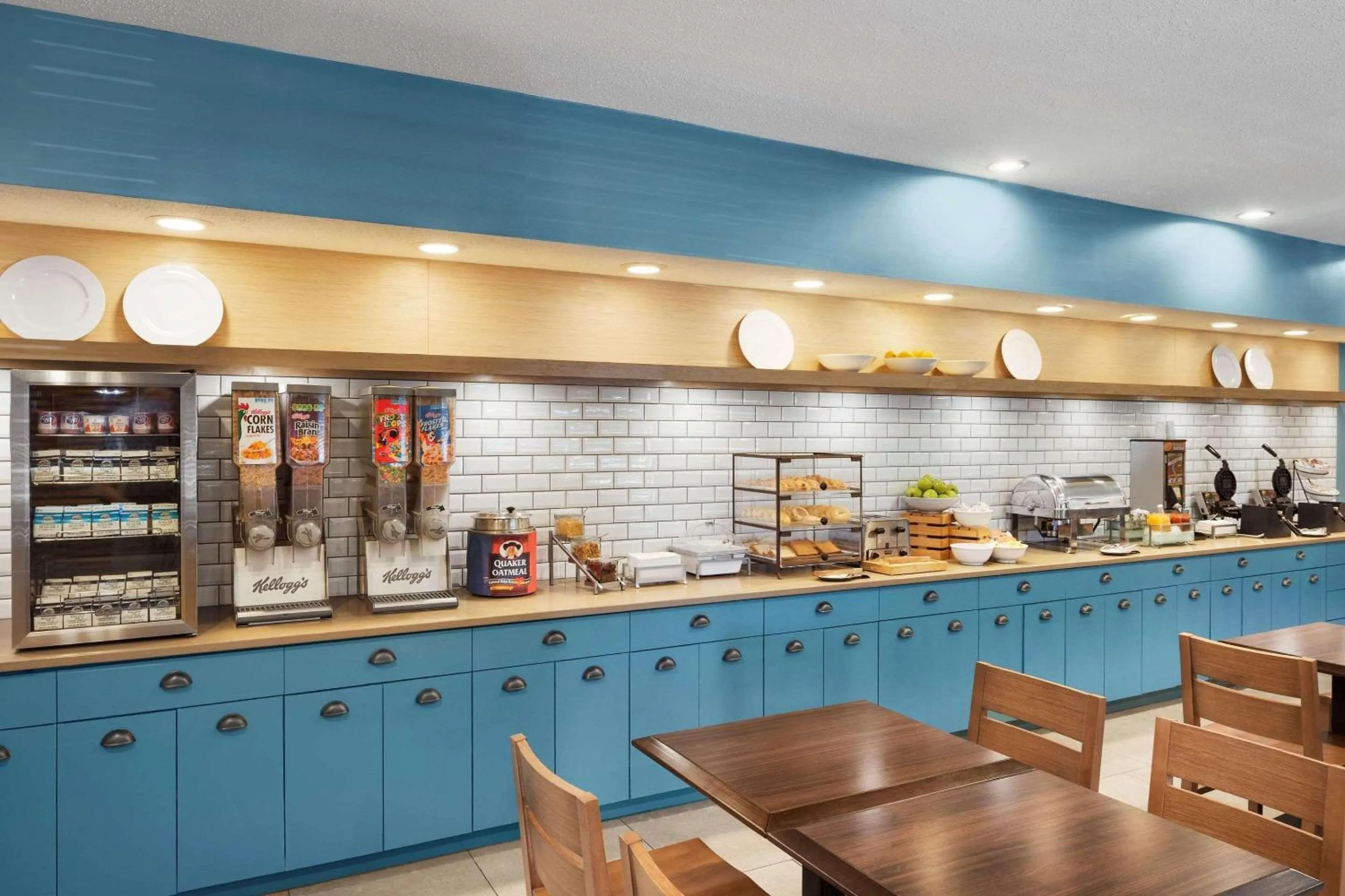 Breakfast in Country Inn & Suites by Radisson, Columbus Airport, OH