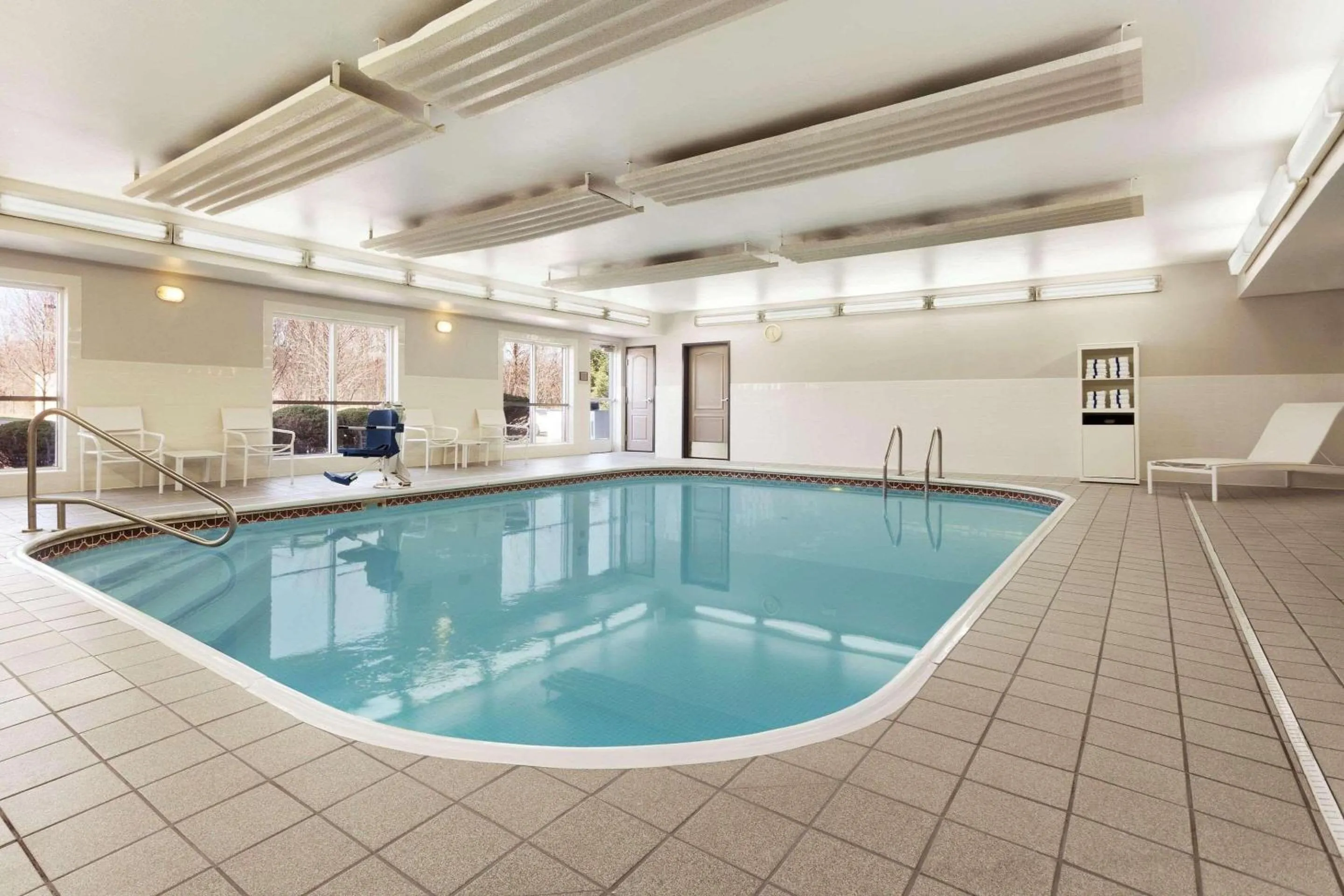 Swimming pool in Country Inn & Suites by Radisson, Columbus Airport, OH