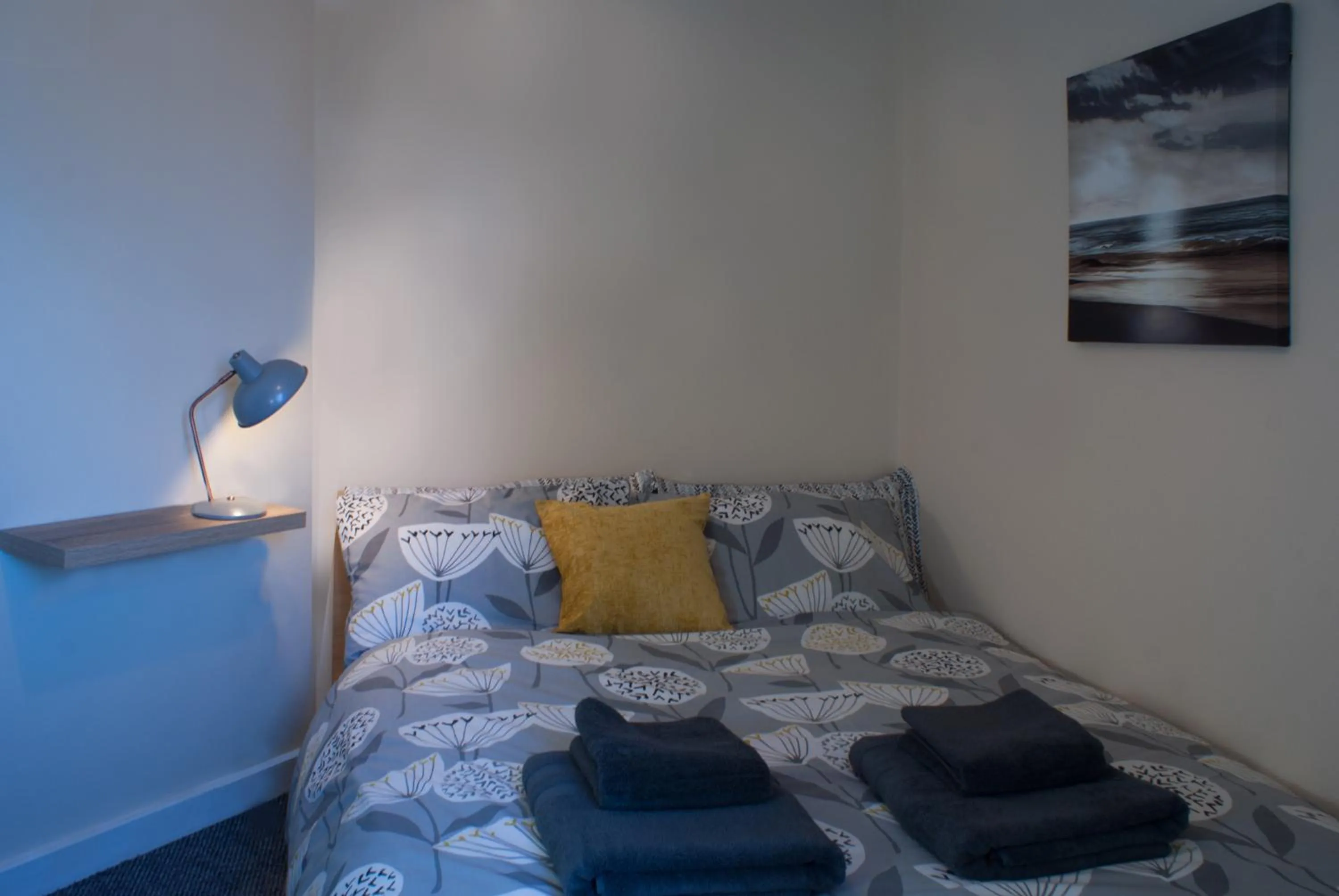 Bedroom, Bed in Chestnut Court 2 Bed Apartment FREE Parking WiiFi Smart TV