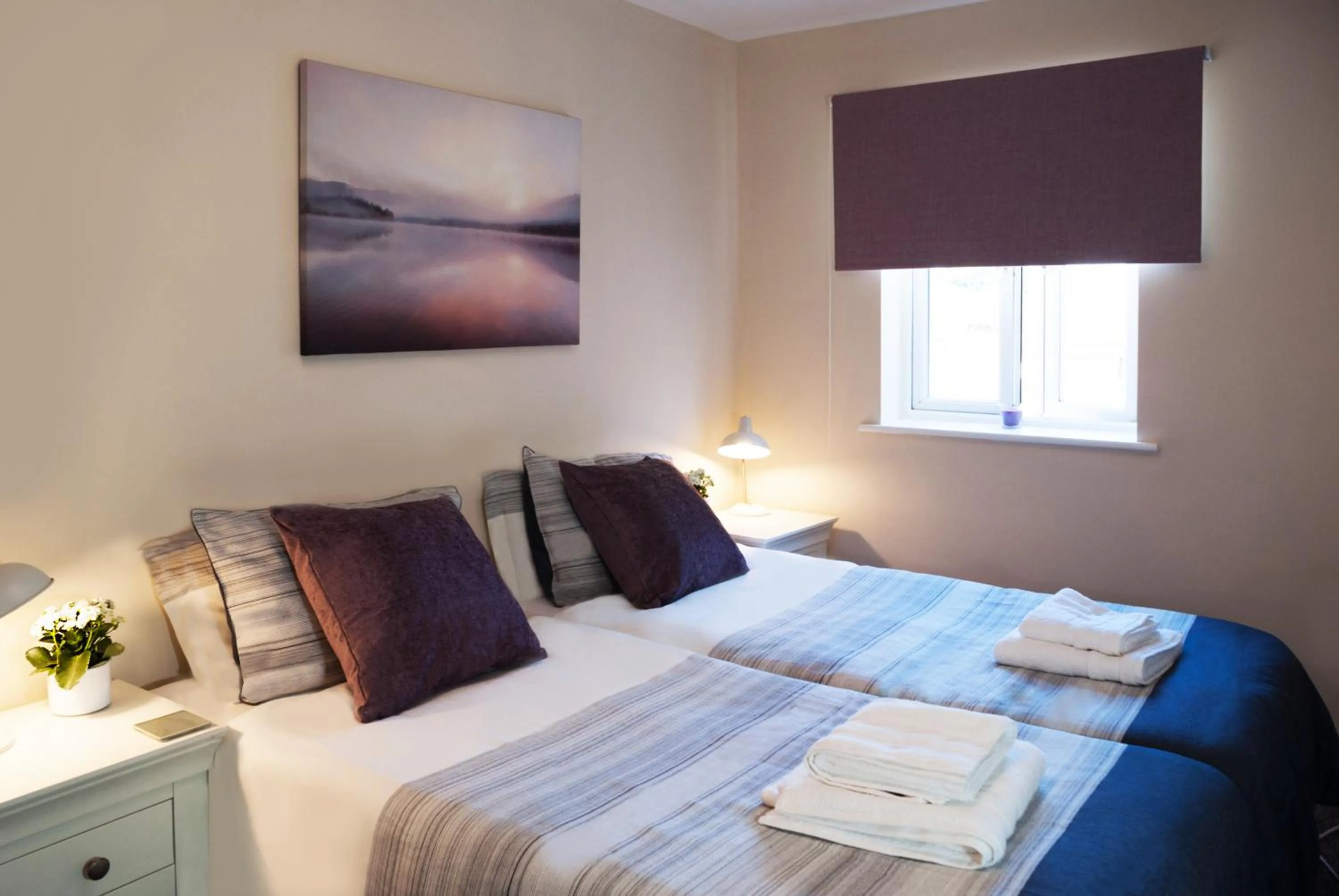 Bedroom, Bed in Chestnut Court 2 Bed Apartment FREE Parking WiiFi Smart TV
