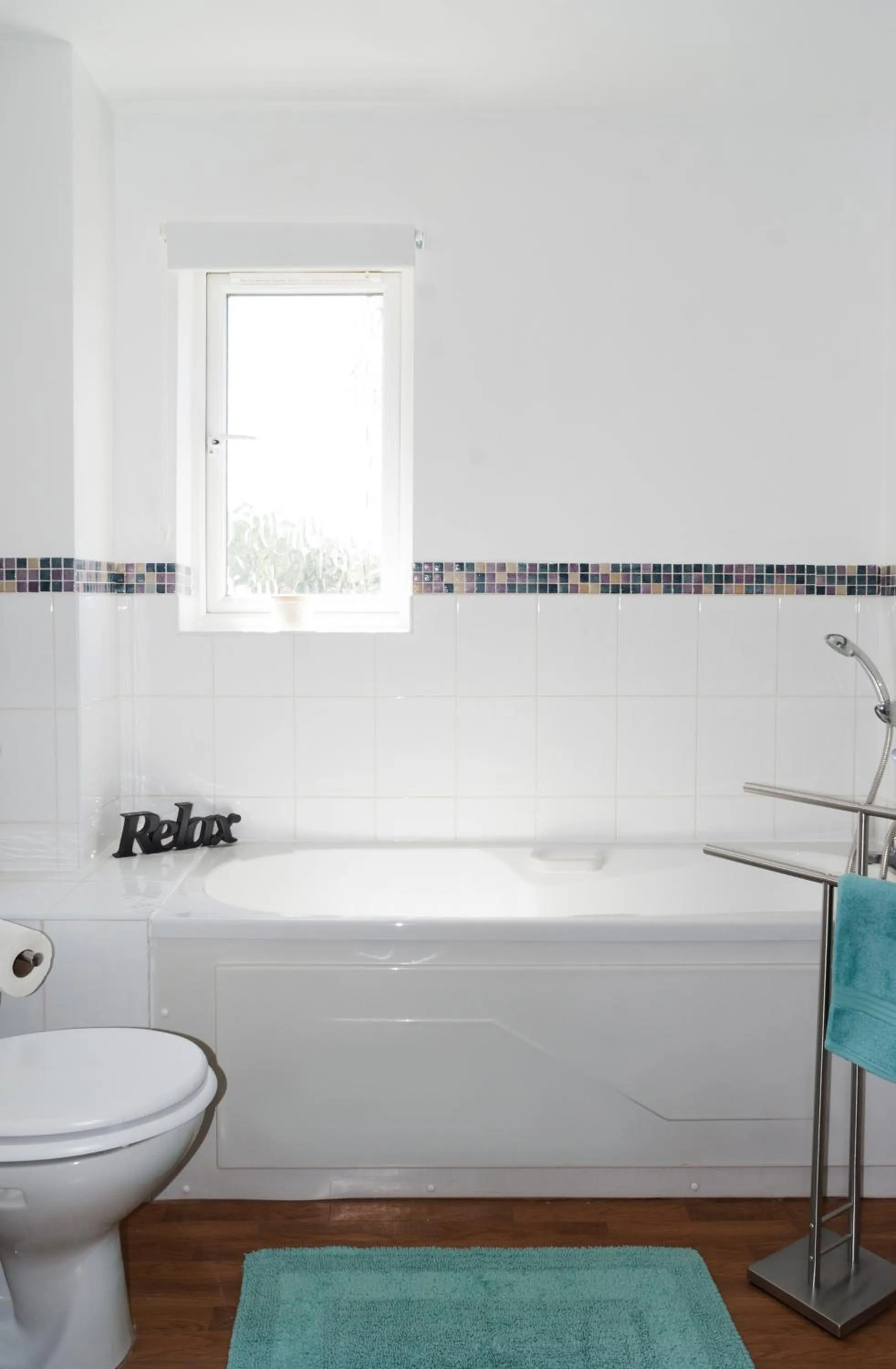 Bathroom in Chestnut Court 2 Bed Apartment FREE Parking WiiFi Smart TV