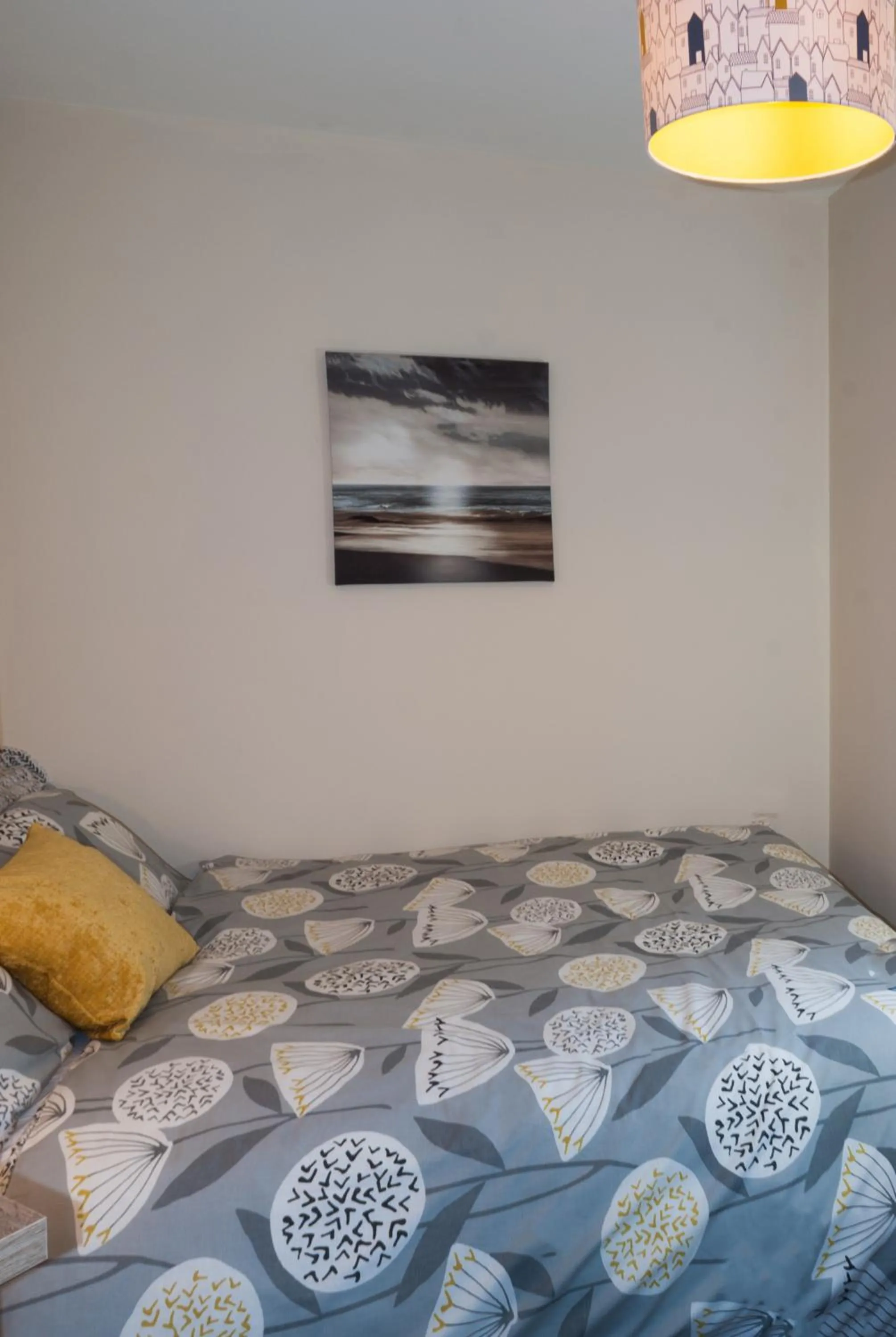 Bedroom, Bed in Chestnut Court 2 Bed Apartment FREE Parking WiiFi Smart TV