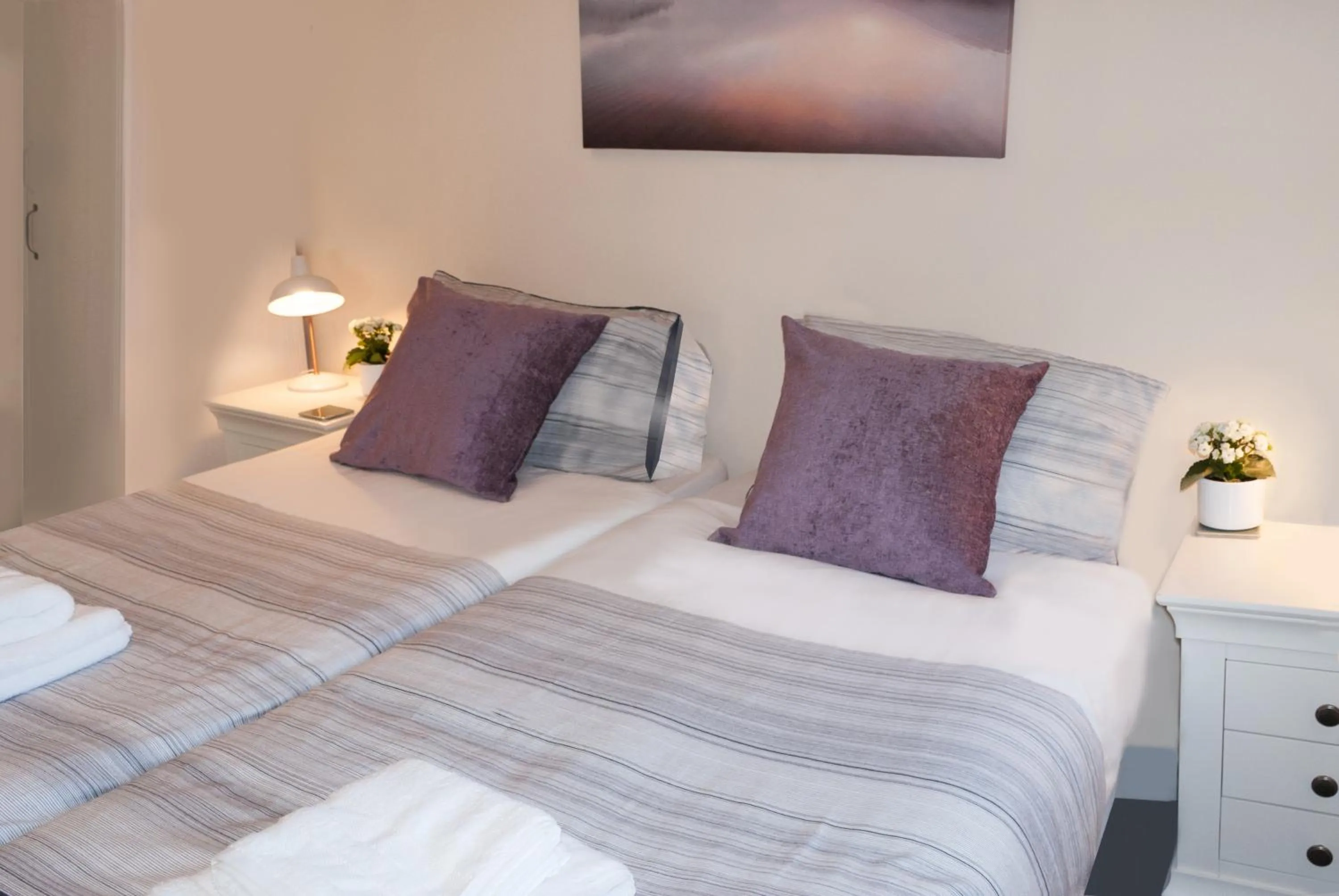 Bedroom, Bed in Chestnut Court 2 Bed Apartment FREE Parking WiiFi Smart TV
