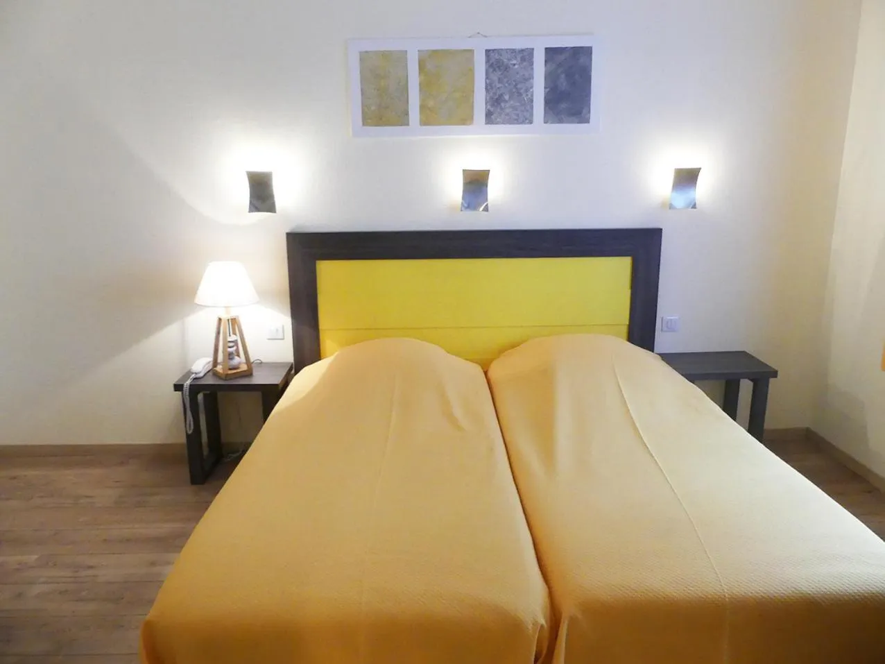 Bed in Hôtel Restaurant Aux Deux Roses