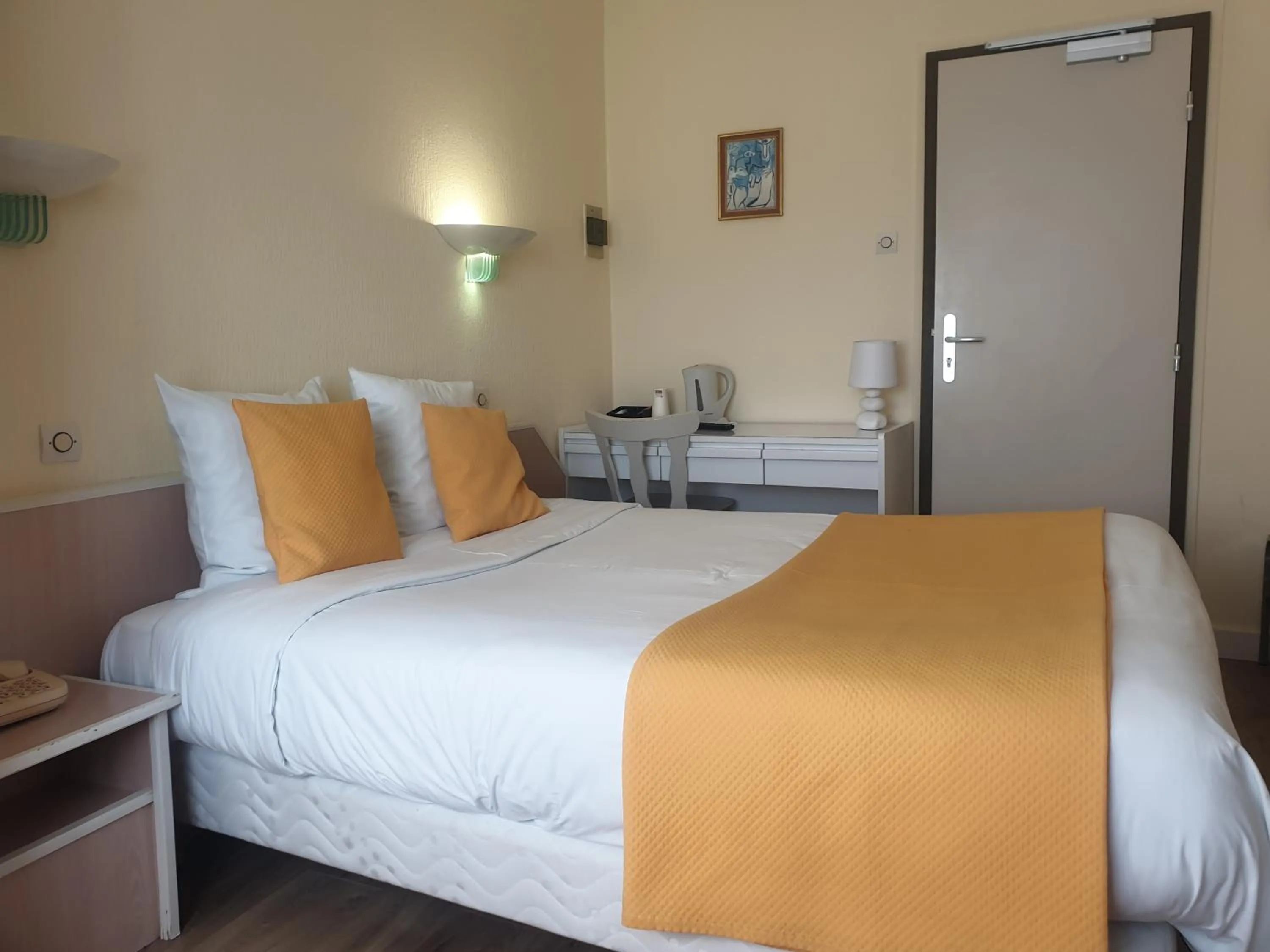 Bed in Hôtel Restaurant Aux Deux Roses