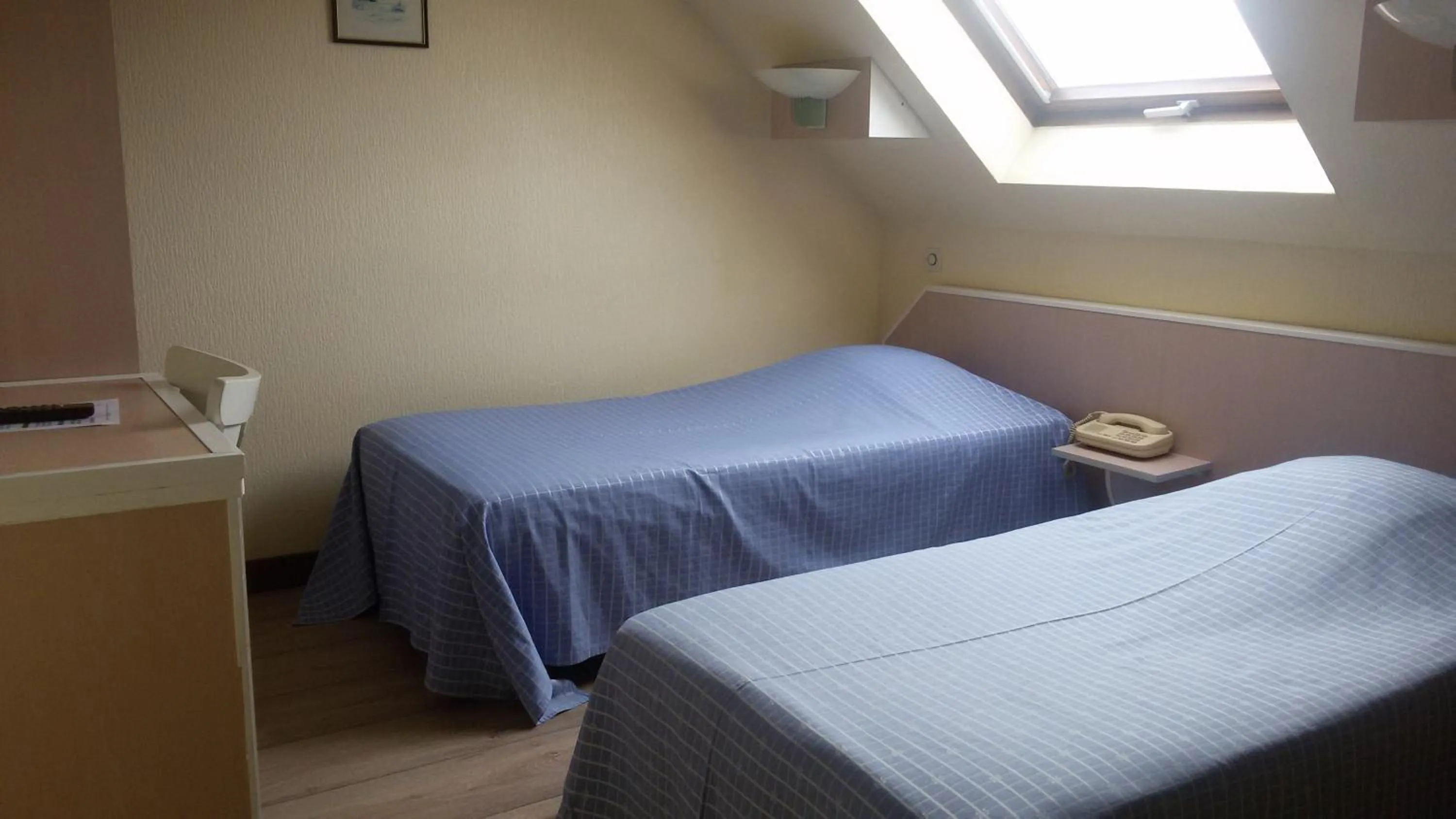 Bed in Hôtel Restaurant Aux Deux Roses