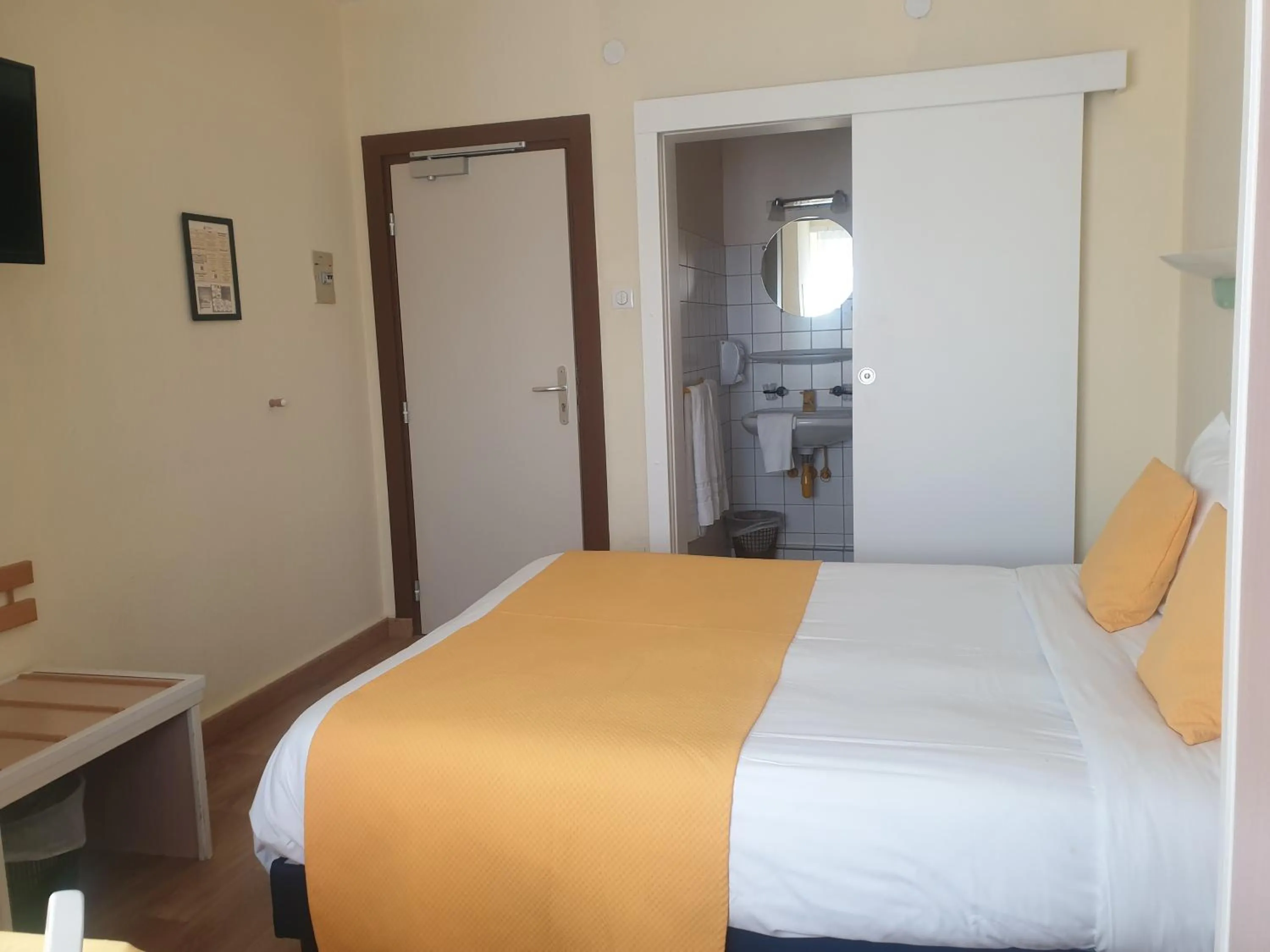 Bed in Hôtel Restaurant Aux Deux Roses