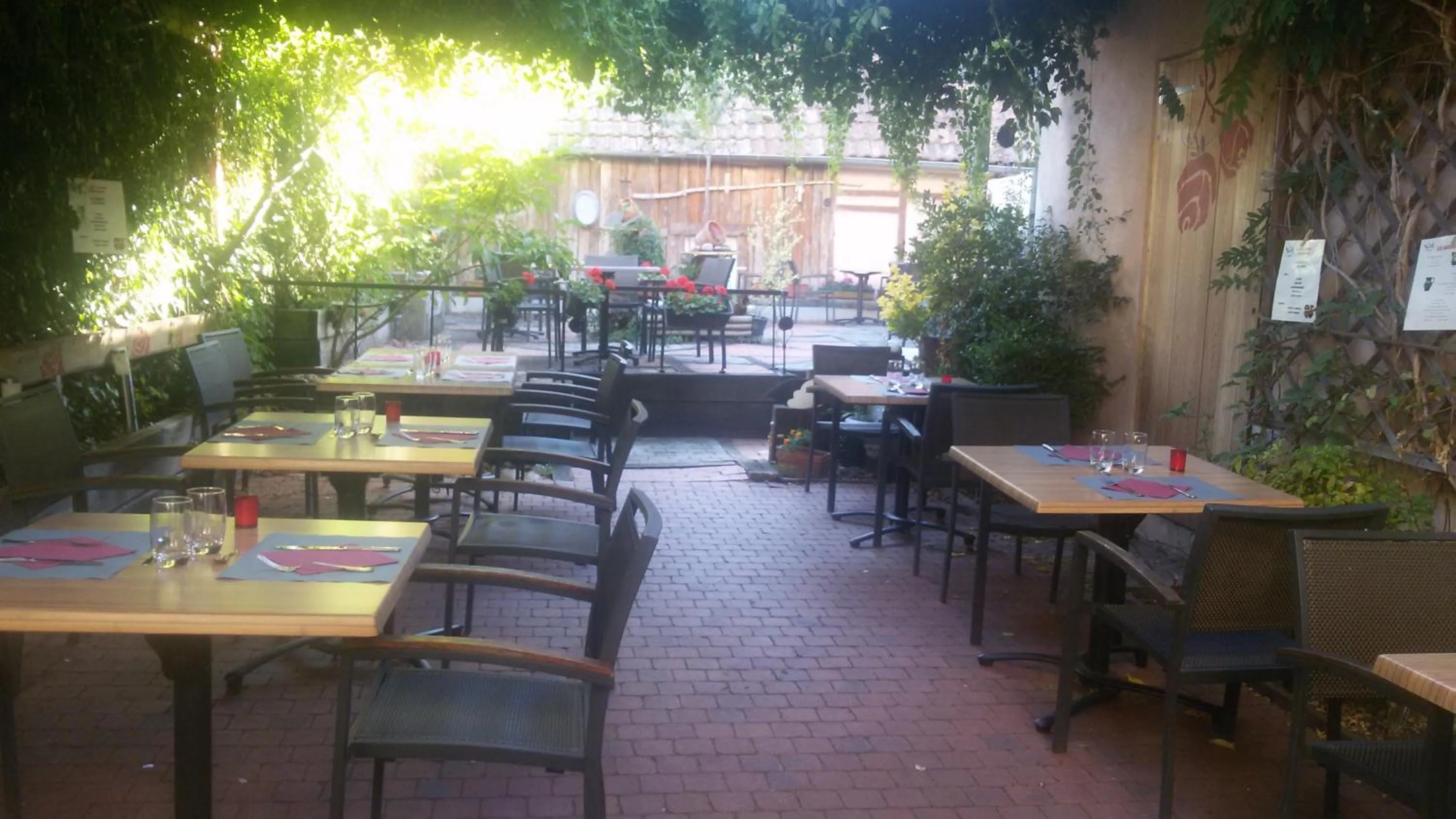 Restaurant/places to eat in Hôtel Restaurant Aux Deux Roses