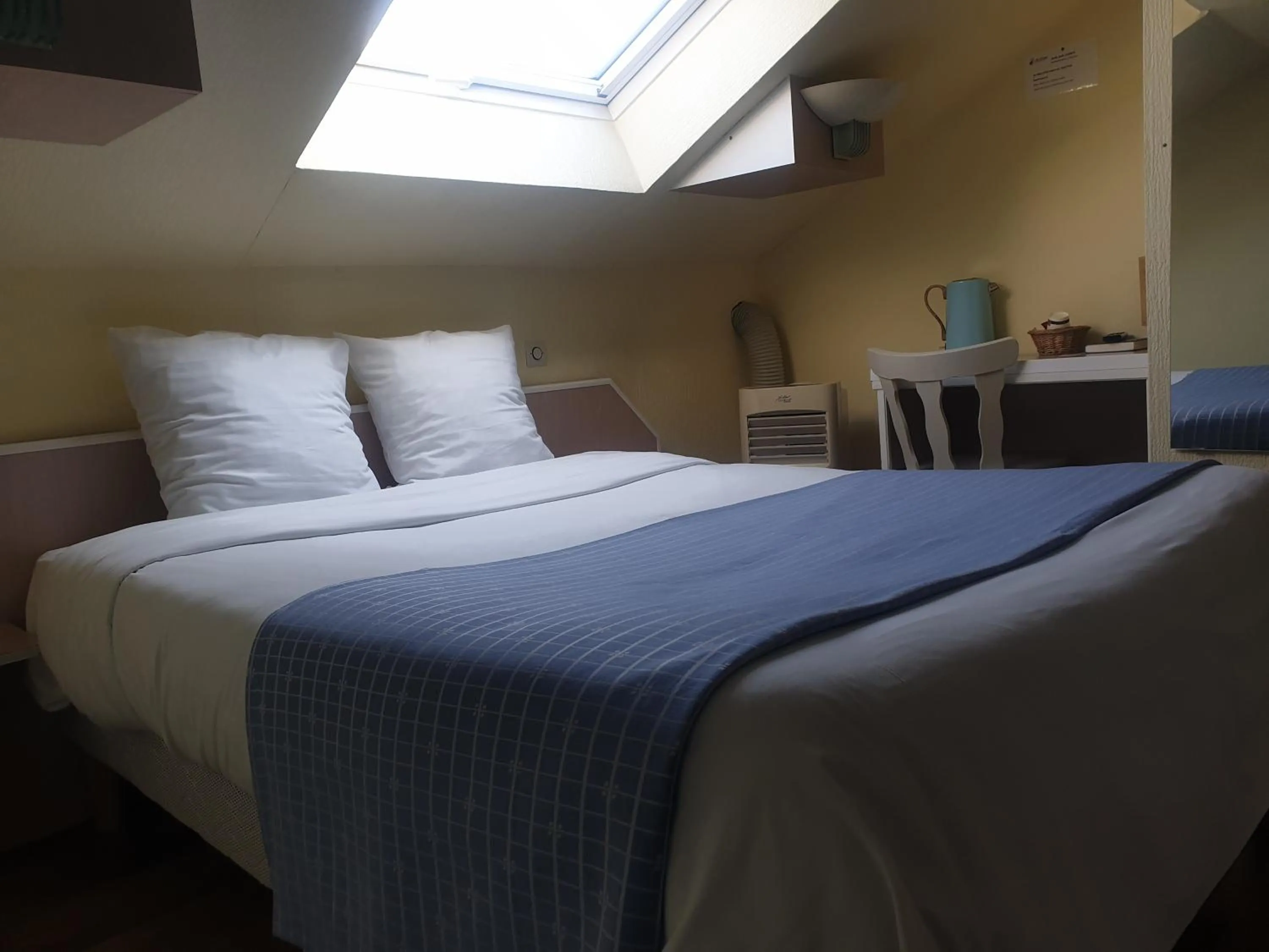 Bed in Hôtel Restaurant Aux Deux Roses