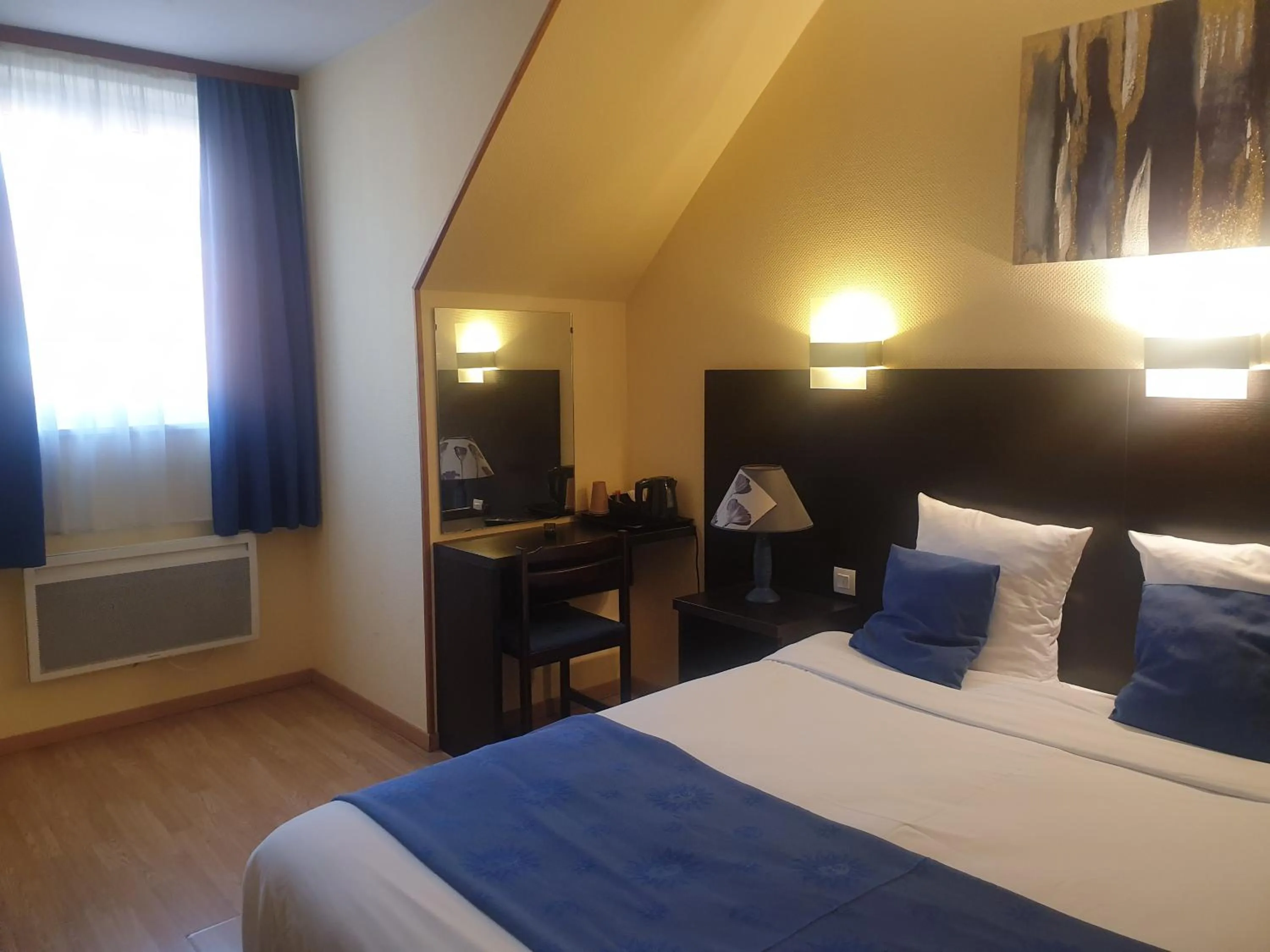 Bed in Hôtel Restaurant Aux Deux Roses