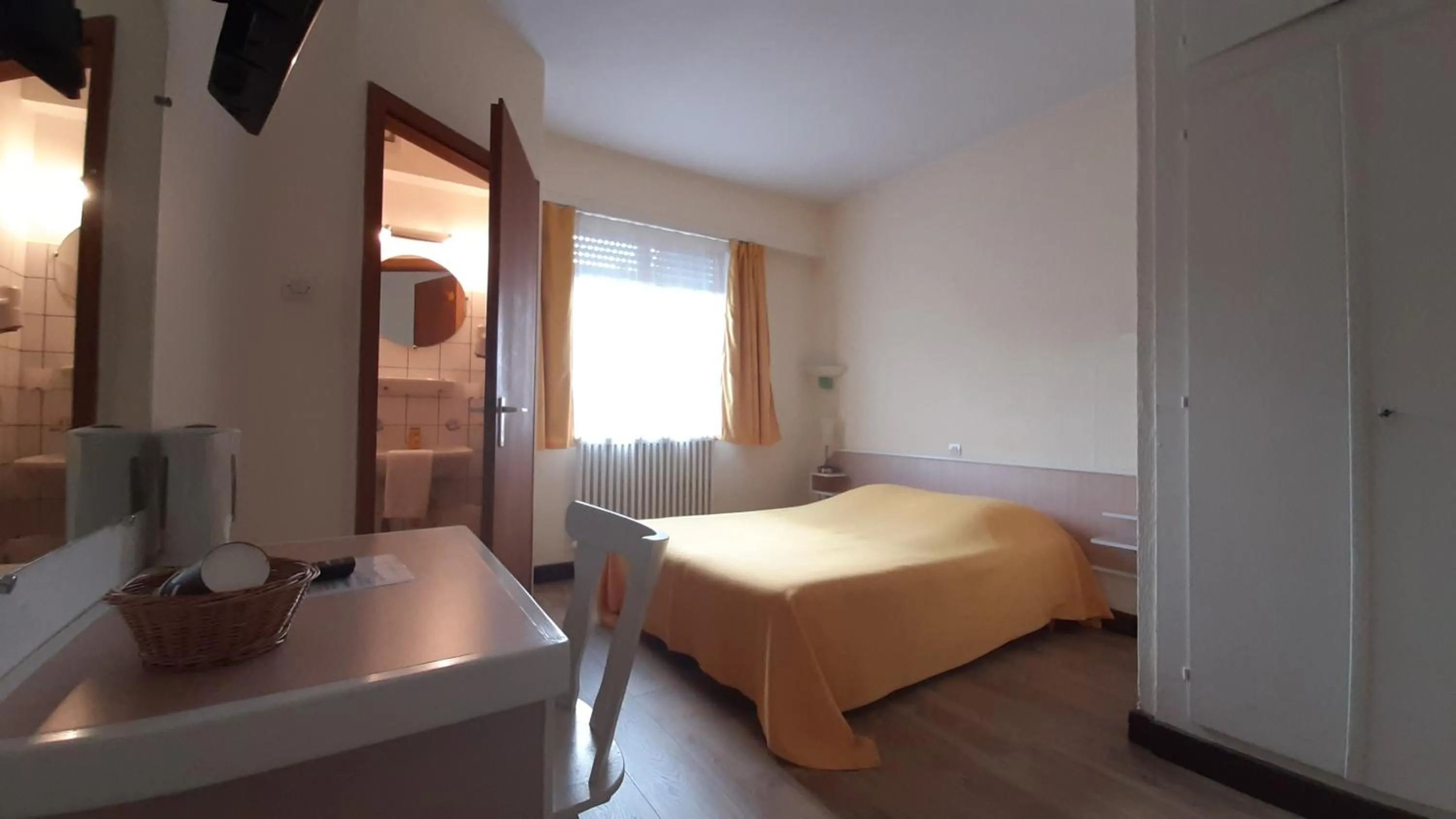 Bed in Hôtel Restaurant Aux Deux Roses